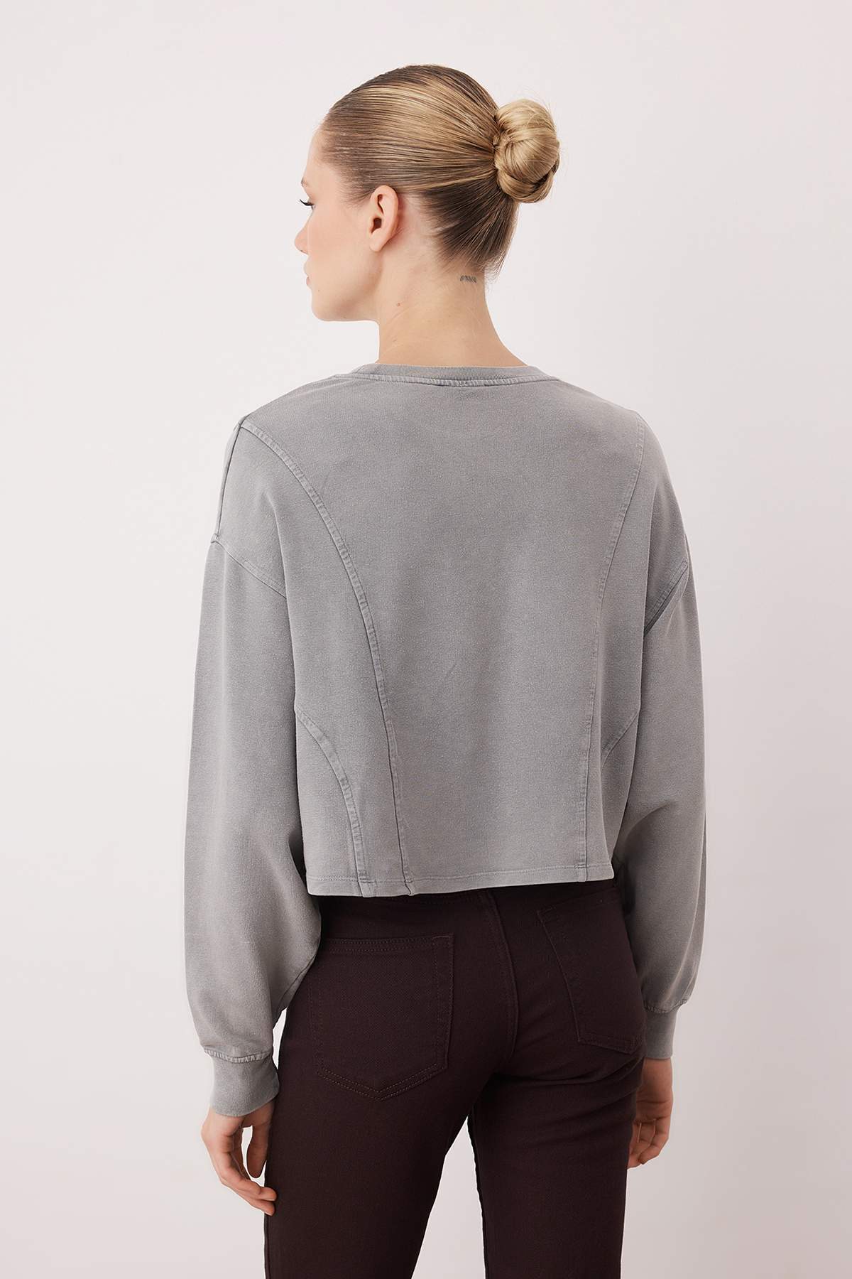 Trendyolmilla  Gri Relaxed/Rahat Kalıp Dikiş Detaylı Örme Sweatshirt TWOAW26SW00237 - Görsel 4