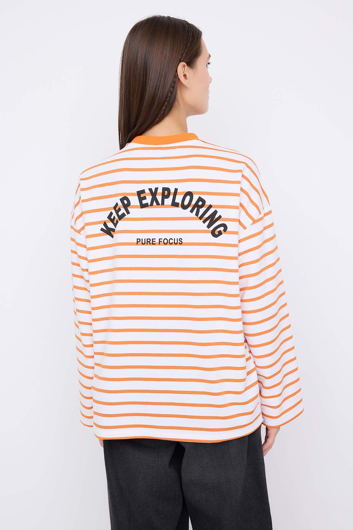 Trendyolmilla  Teen Turuncu Çizgili Slogan Sırt Baskılı Oversize/Geniş Kalıp İnce Örme Sweatshirt TWOAW26SW00193 - Görsel 3