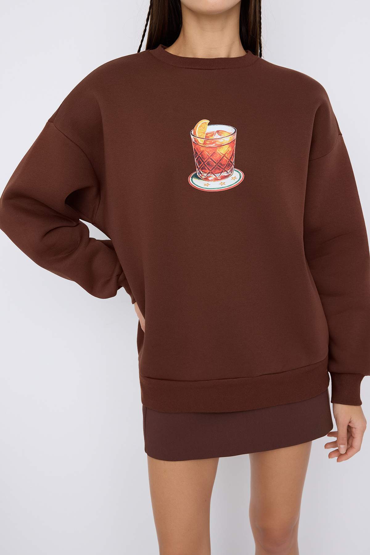 Trendyolmilla  Teen Kahverengi Kalın İçi Polarlı Kokteyl Bardak Baskılı Örme Sweatshirt TWOAW26SW00159 - Görsel 3