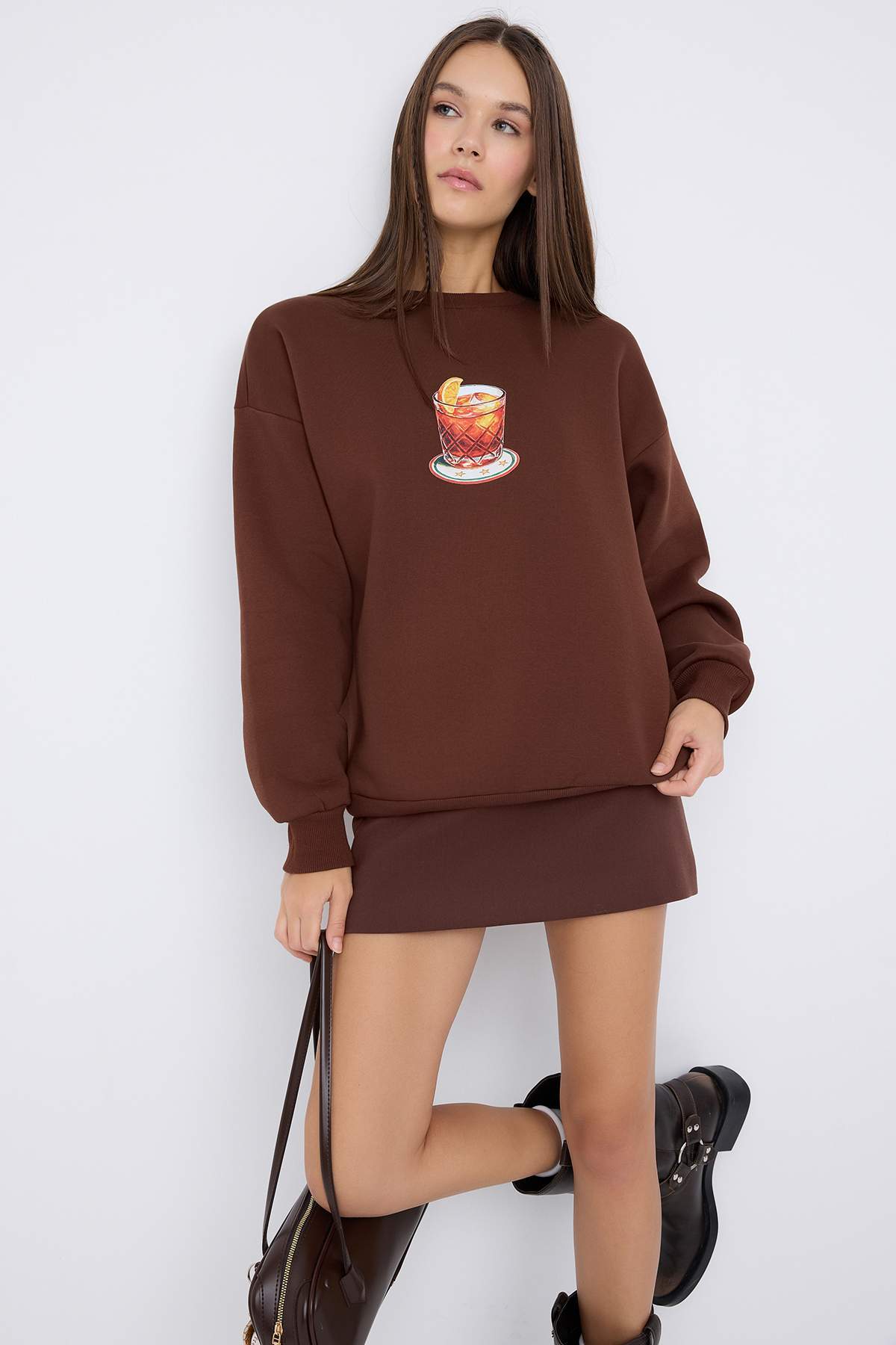Trendyolmilla  Teen Kahverengi Kalın İçi Polarlı Kokteyl Bardak Baskılı Örme Sweatshirt TWOAW26SW00159