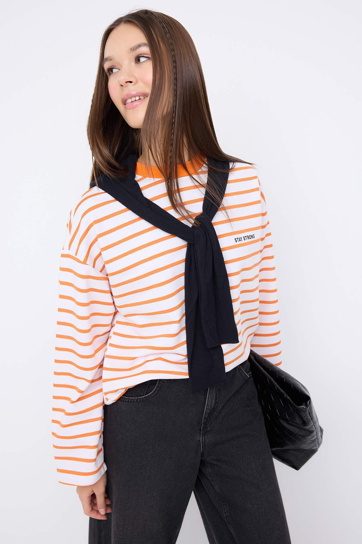 Trendyolmilla  Teen Turuncu Çizgili Slogan Sırt Baskılı Oversize/Geniş Kalıp İnce Örme Sweatshirt TWOAW26SW00193 - Görsel 2