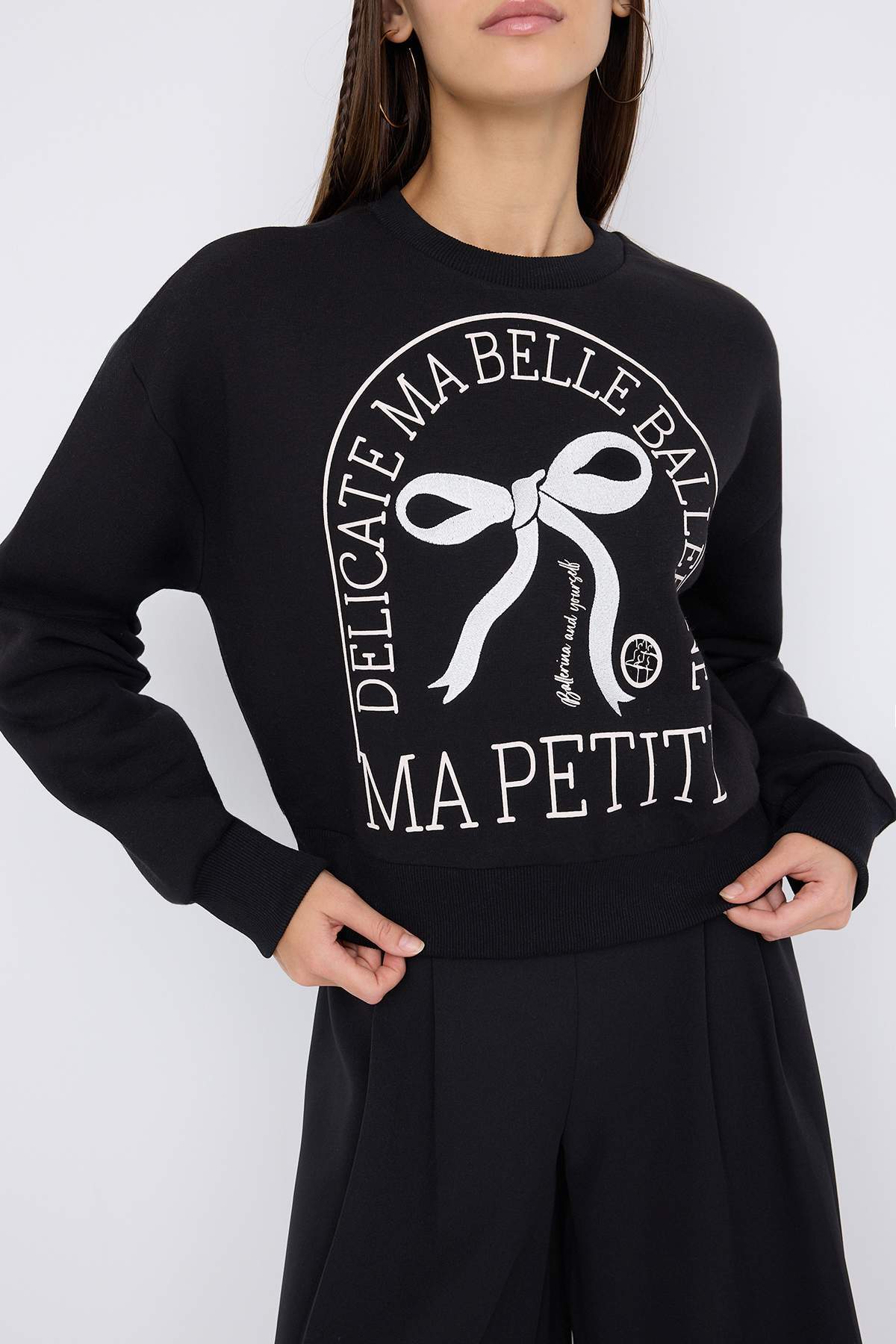 Trendyolmilla  Teen Siyah Baskılı Regular/Normal Kalıp Örme Sweatshirt TWOAW26SW00189 - Görsel 3