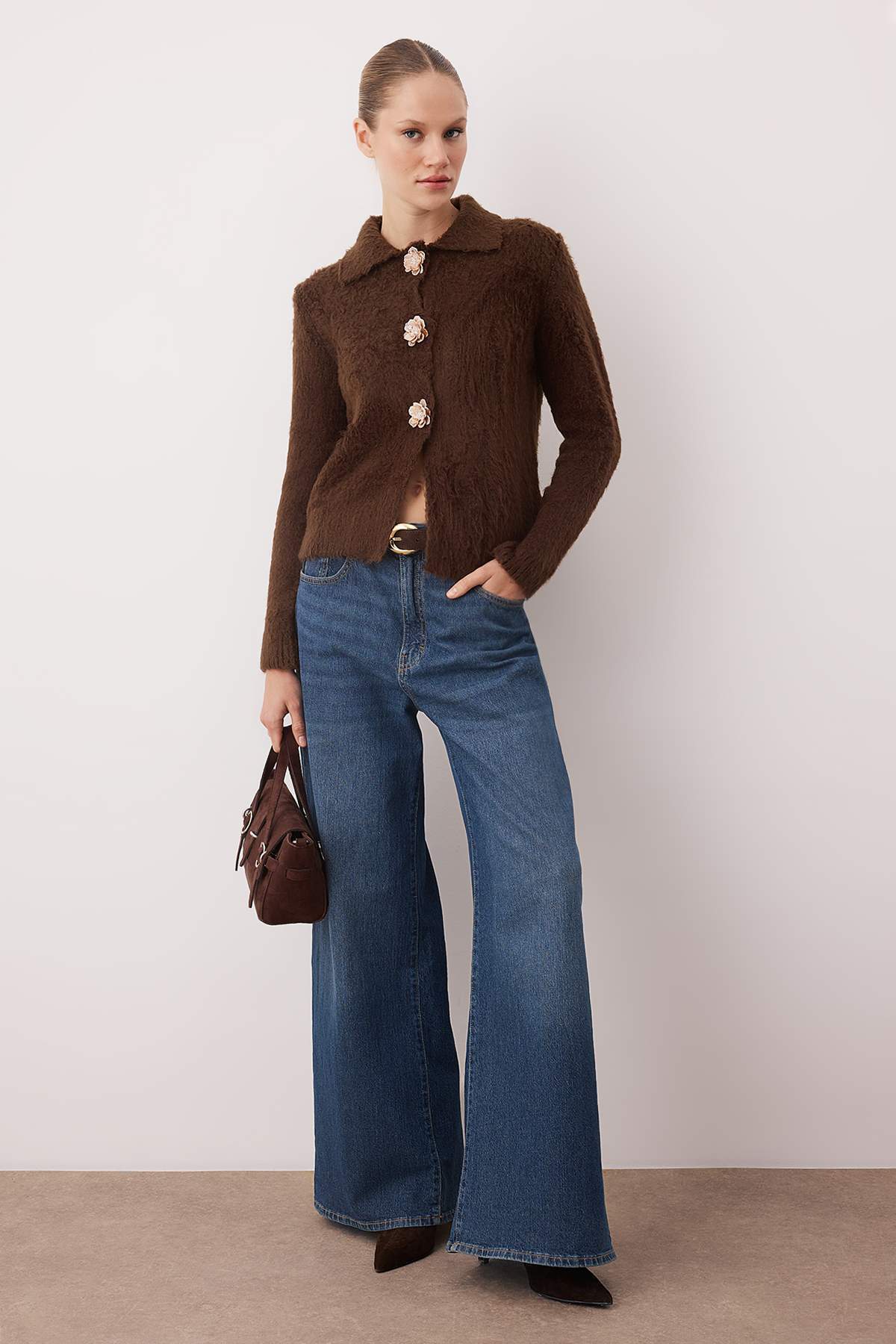 Trendyolmilla  Koyu Kahverengi Gül Düğme Detaylı Buklet İplikli Geniş Kalıp Triko Hırka TWOAW26HI00109 - Görsel 2