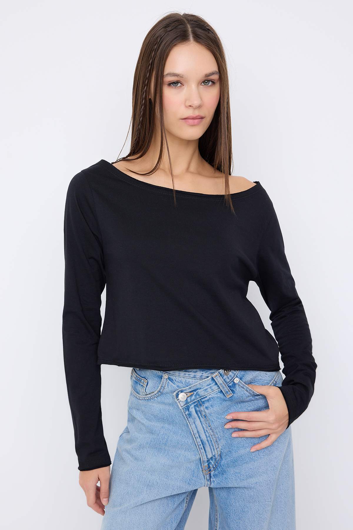 Trendyolmilla  Siyah-Beyaz %100 Pamuk Asimetrik Kayık Yaka Relaxed/Rahat Kesim Örme T-Shirt TWOAW26TS00016 - Görsel 2