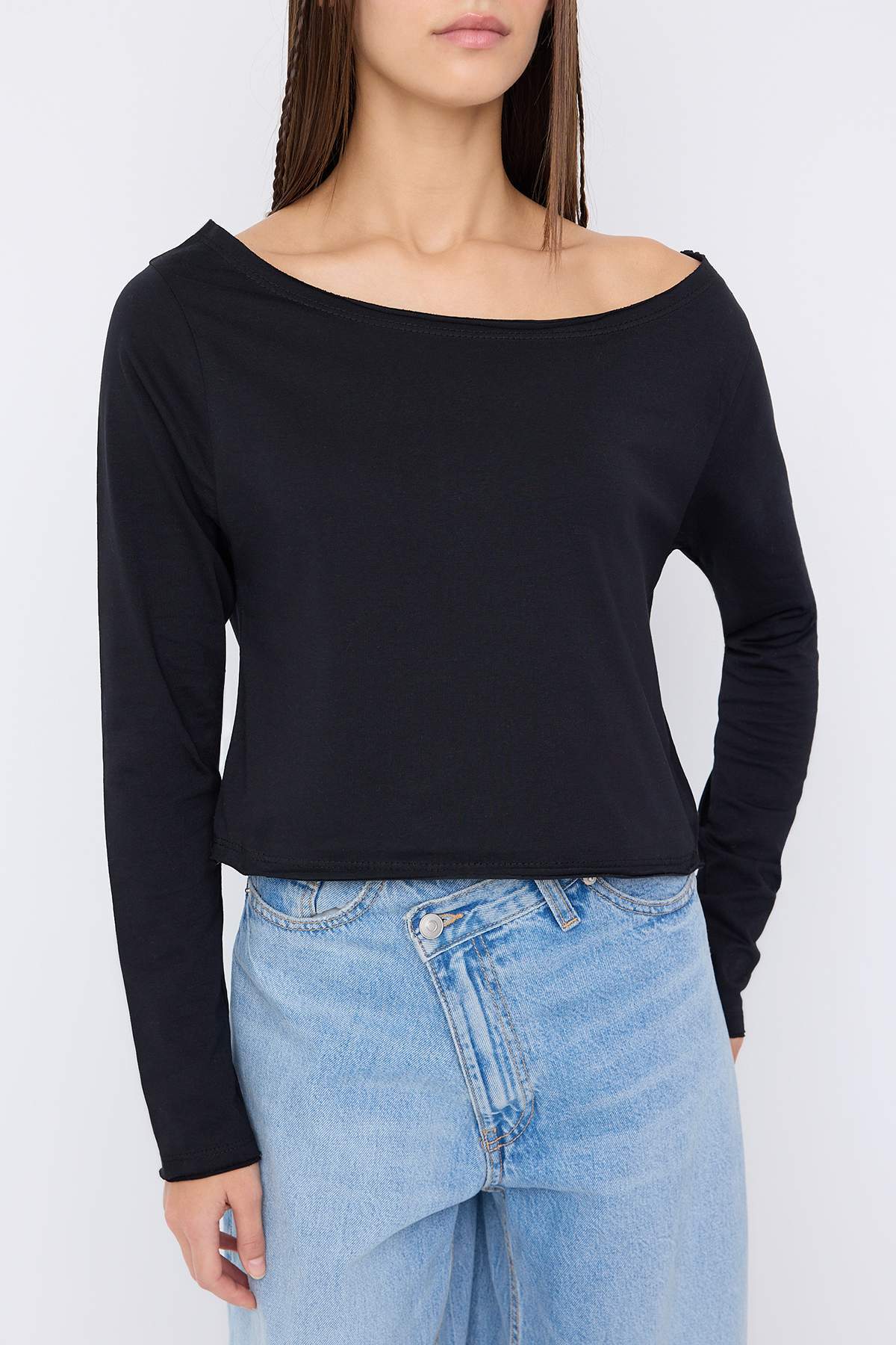 Trendyolmilla  Siyah-Beyaz %100 Pamuk Asimetrik Kayık Yaka Relaxed/Rahat Kesim Örme T-Shirt TWOAW26TS00016 - Görsel 3