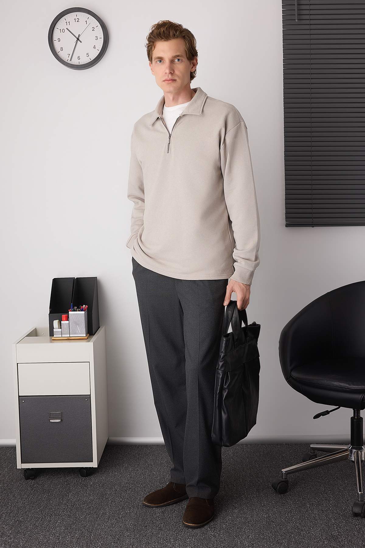 Trendyolmilla  Gri Yeni Oversize/Geniş Kesim Fermuarlı Gömlek Yaka İçi Şardonsuz Sweatshirt TMNAW26SW00013 - Görsel 2