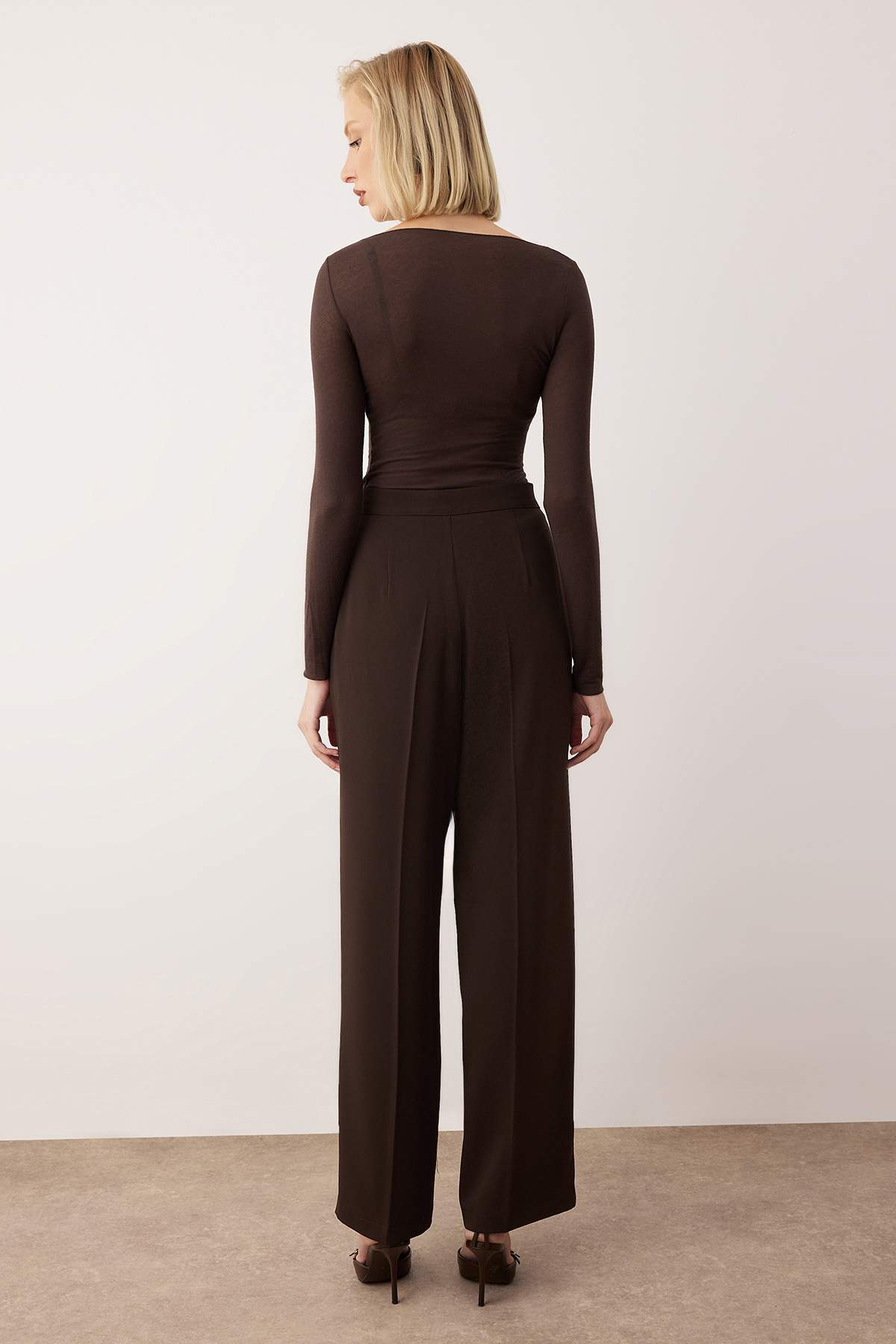 Trendyolmilla  EXCLUSIVE Özel Koleksiyon Dökümlü Kahverengi Nervürlü Wide Leg/Geniş Paça Pantolon TWOAW26PL00118 - Görsel 5