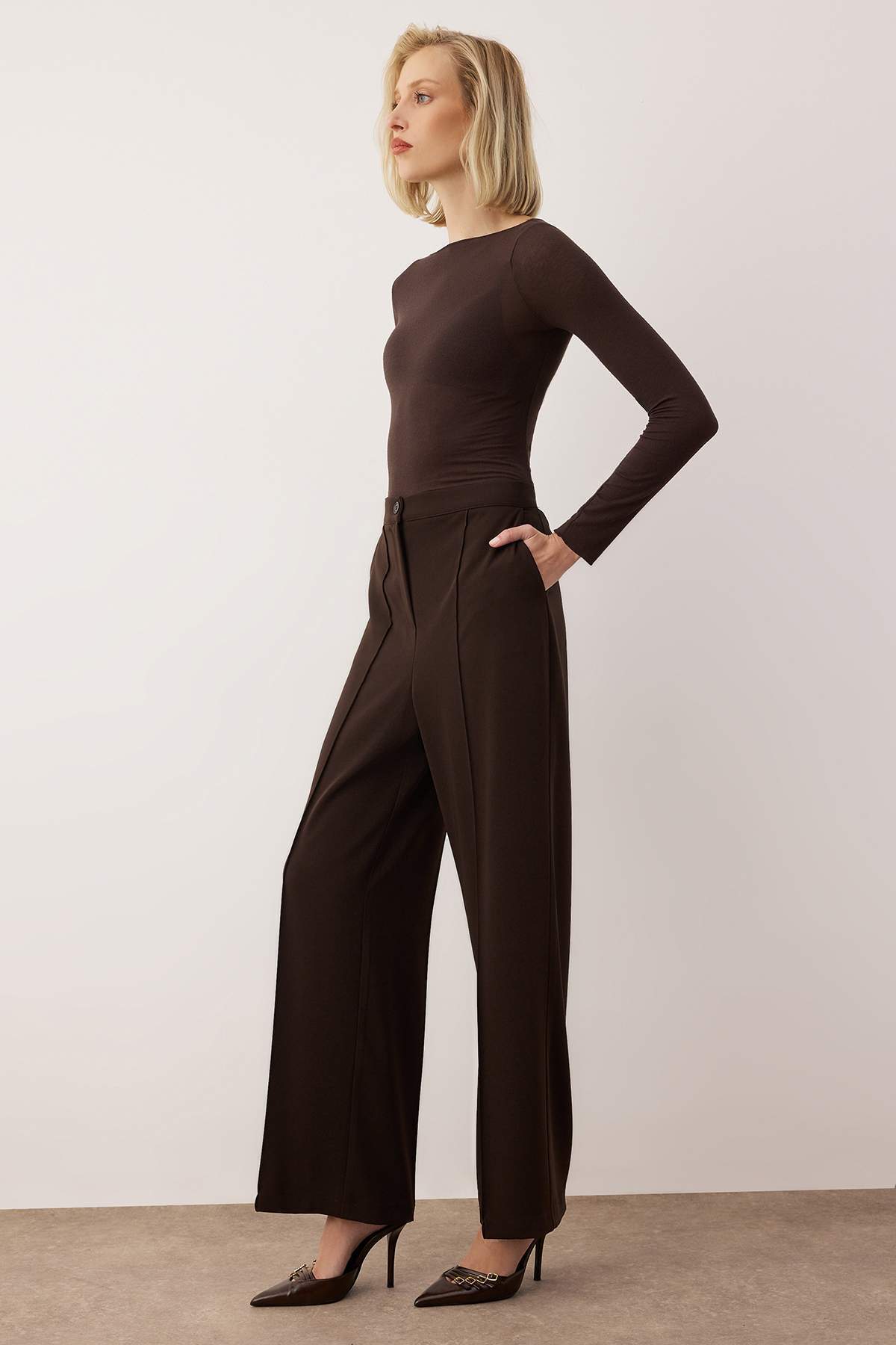 Trendyolmilla  EXCLUSIVE Özel Koleksiyon Dökümlü Kahverengi Nervürlü Wide Leg/Geniş Paça Pantolon TWOAW26PL00118 - Görsel 3