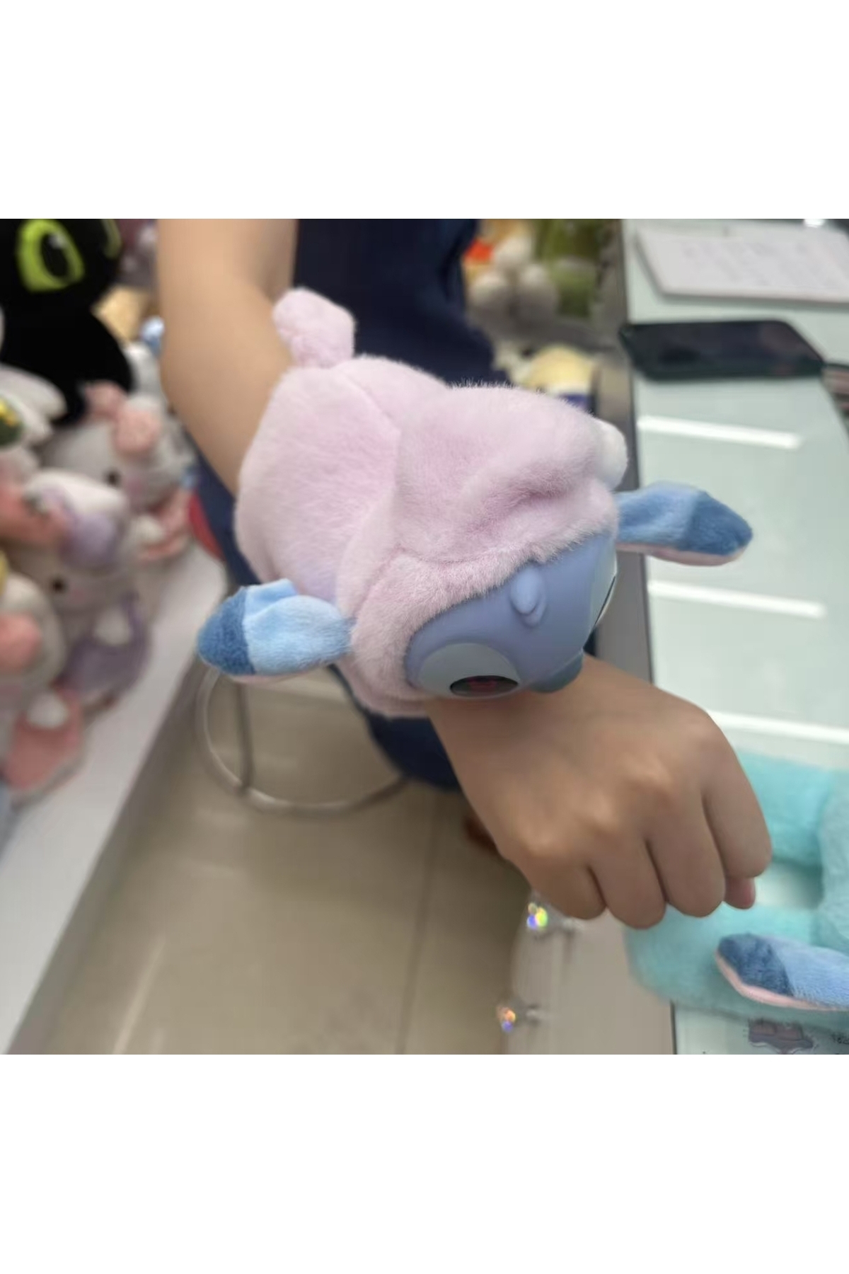 NB market Stitch peluş oyuncak kola takılan model pembe renk müzikli ışıklı ve kuyruğu dönen stich oyuncak fotoğrafı 2 (önizleme)