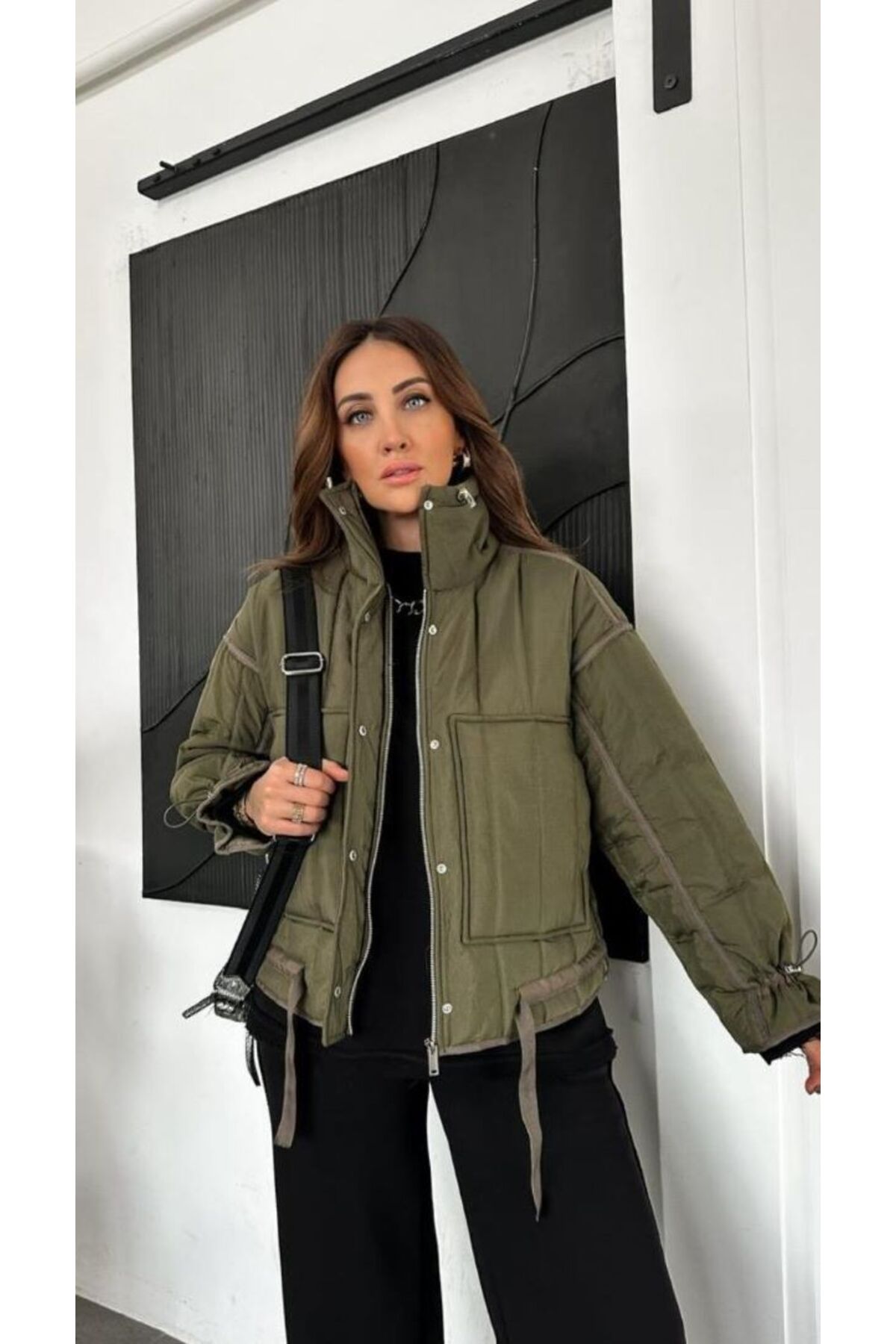 Bella Bloom Boutique Yüksek Yaka Fermuarlı Cepli Rahat Kesim Özel Tasarım Mont HAKİ RENK görsel 3