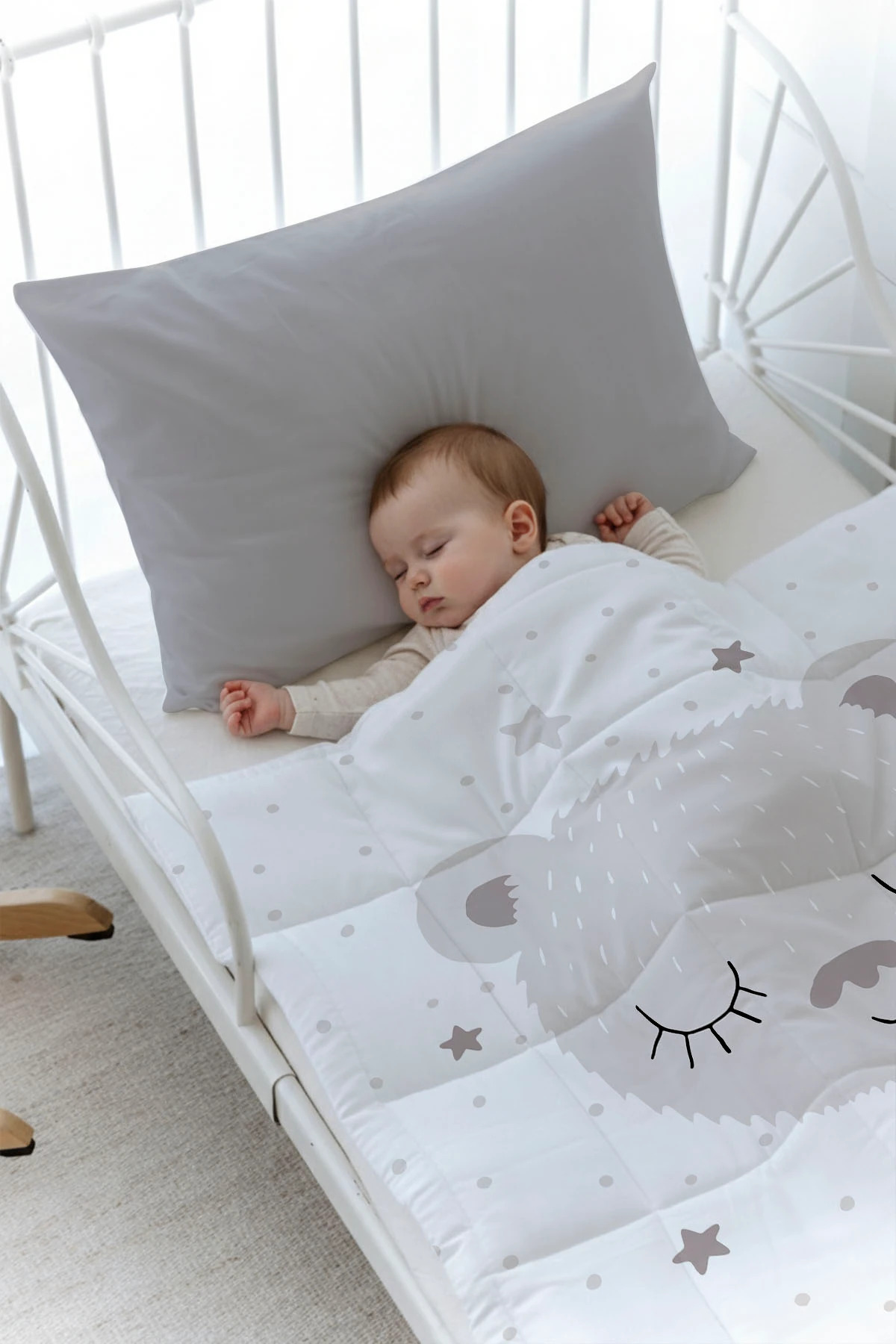 Tuğba Kuğu Organik Baskılı Montessori (100x200) Yorgan Seti - Iconic Serisi - Kahverengi Kulaklı Ayıcık fotoğrafı 2 (önizleme)