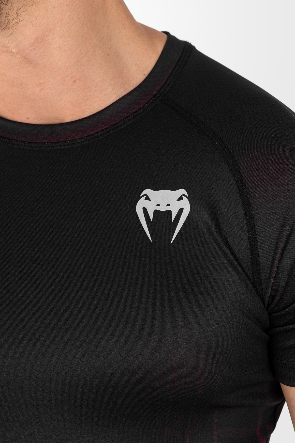 تيشيرت Venum Pro Compression باللون الأحمر مصنوع م...