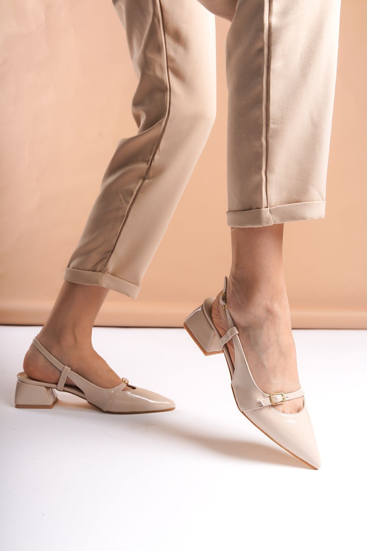 DİORİN  Kadın Mary Jane Bej Rugan Arkası Açık Sivri Burunlu Baretli Kısa Blok Topuklu Ayakkabı - Görsel 5