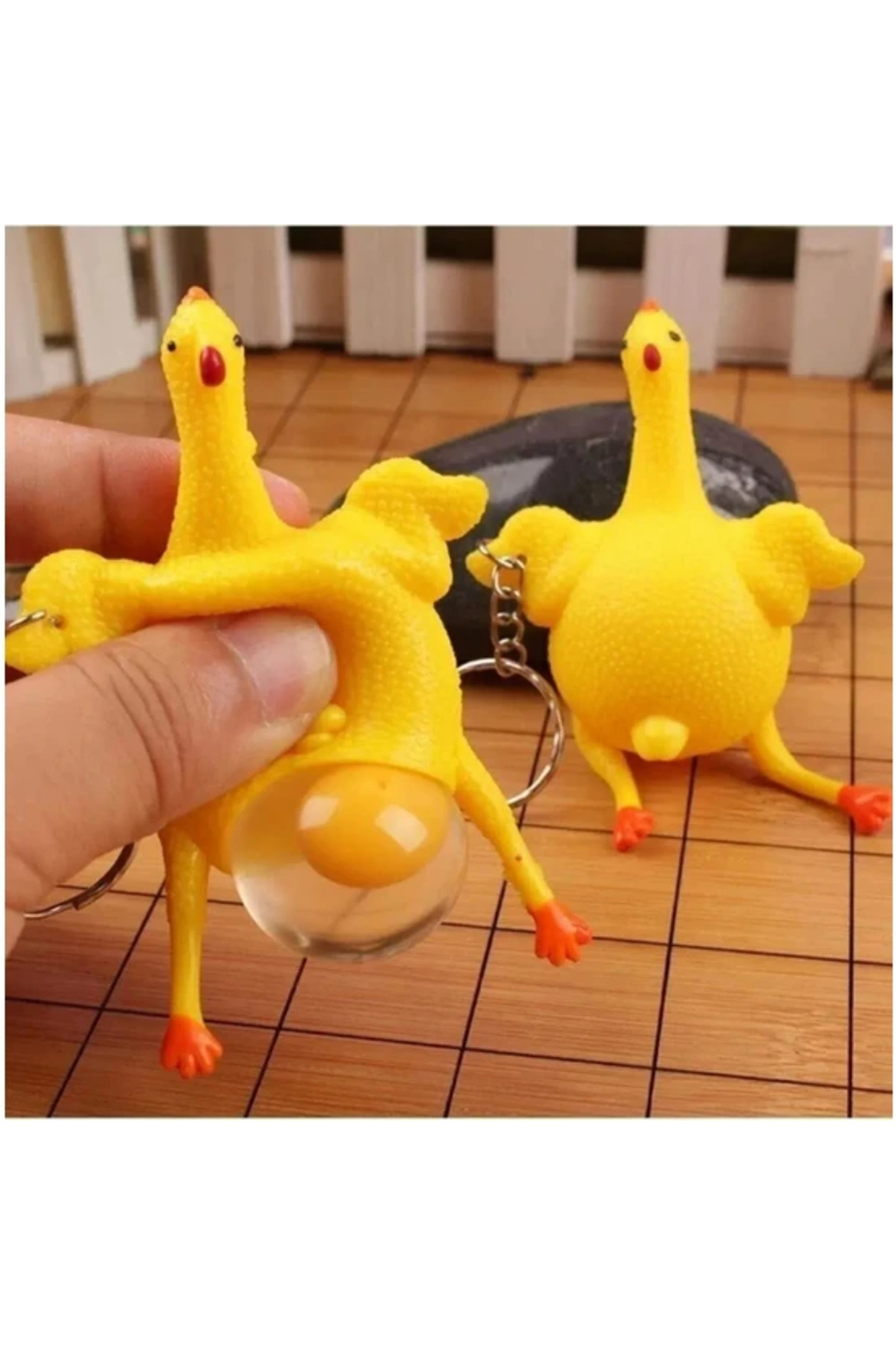 یک عدد آویز کلید مرغ در حال تخم‌گذاری – توپک فشاری نرم برای تسکین استرس و تحریک حسی