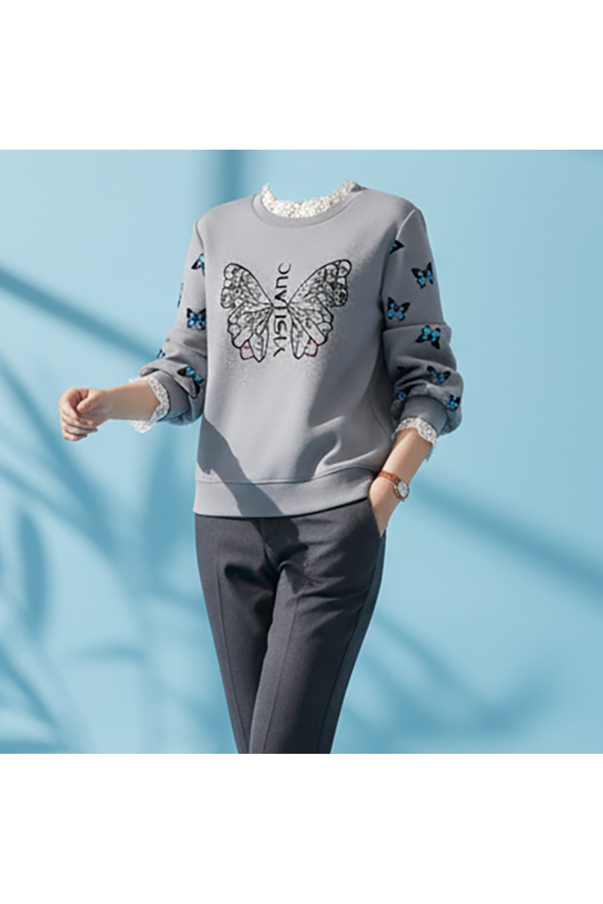 سويت شيرت بطبعة زجاج الفراشة