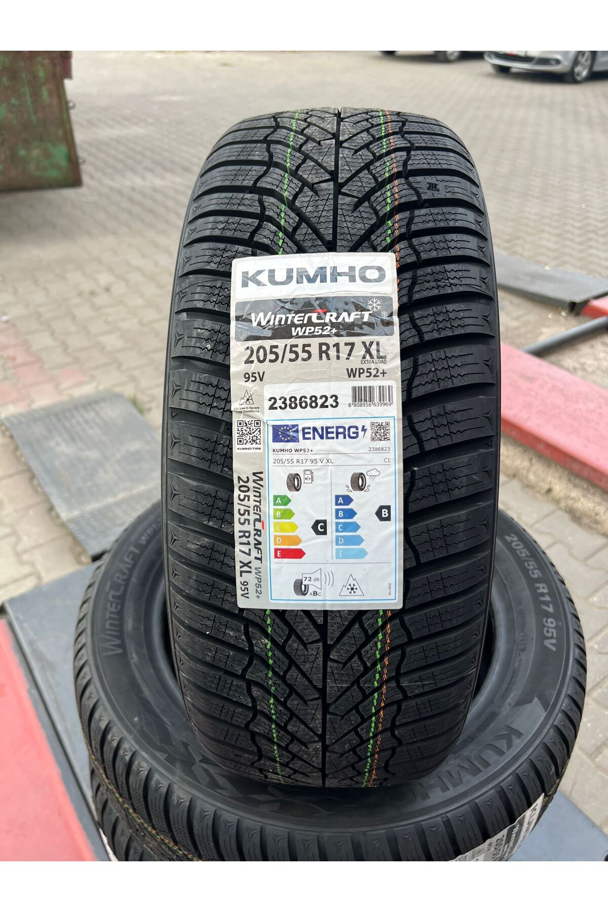 Kumho 205/55R17 WP52 95V KIŞLIK LASTİK 2025 TARİHLİ
