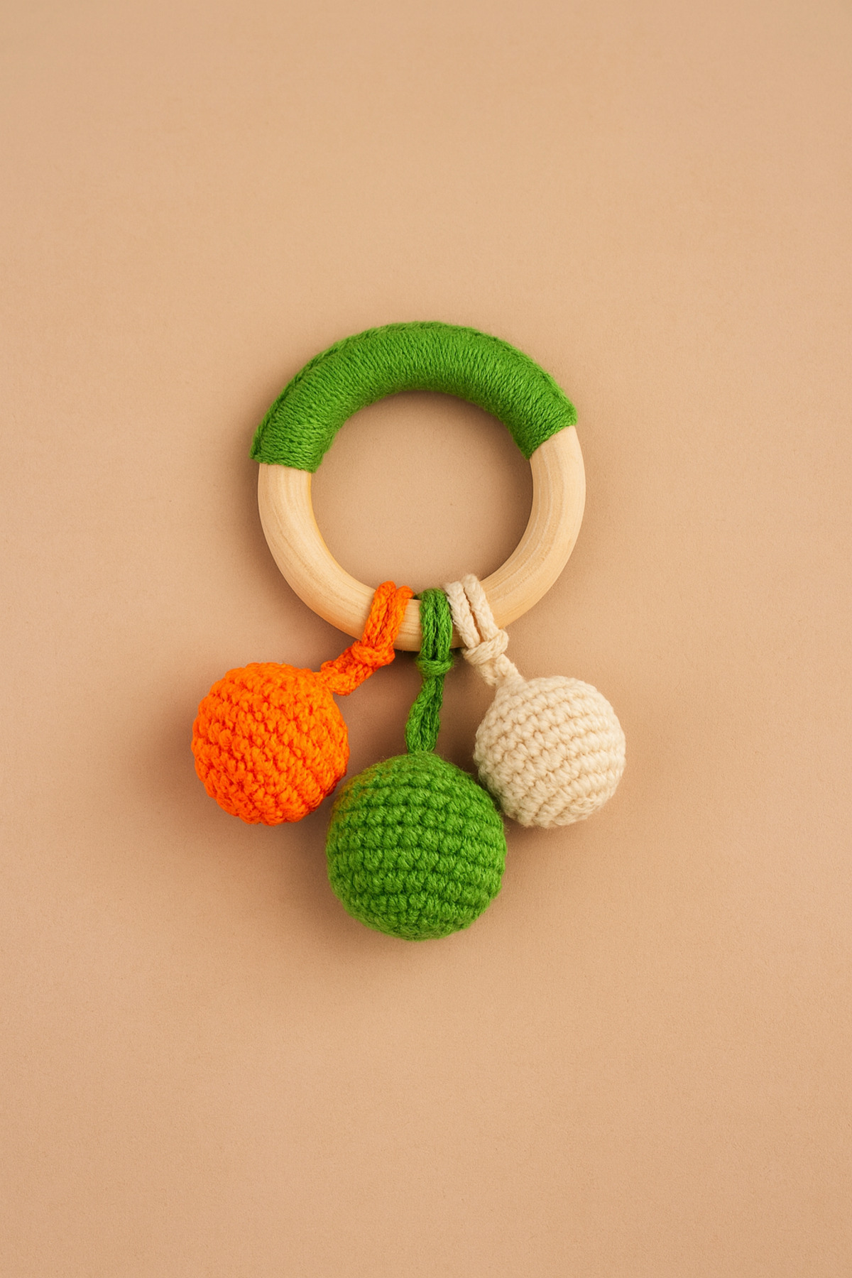 Naturel Bebek %100 Pamuk, Ahşap Halkalı Amigurumi Çıngırak ve Diş Kaşıyıcı – Turuncu / Yeşil / Krem fotoğrafı 2 (önizleme)