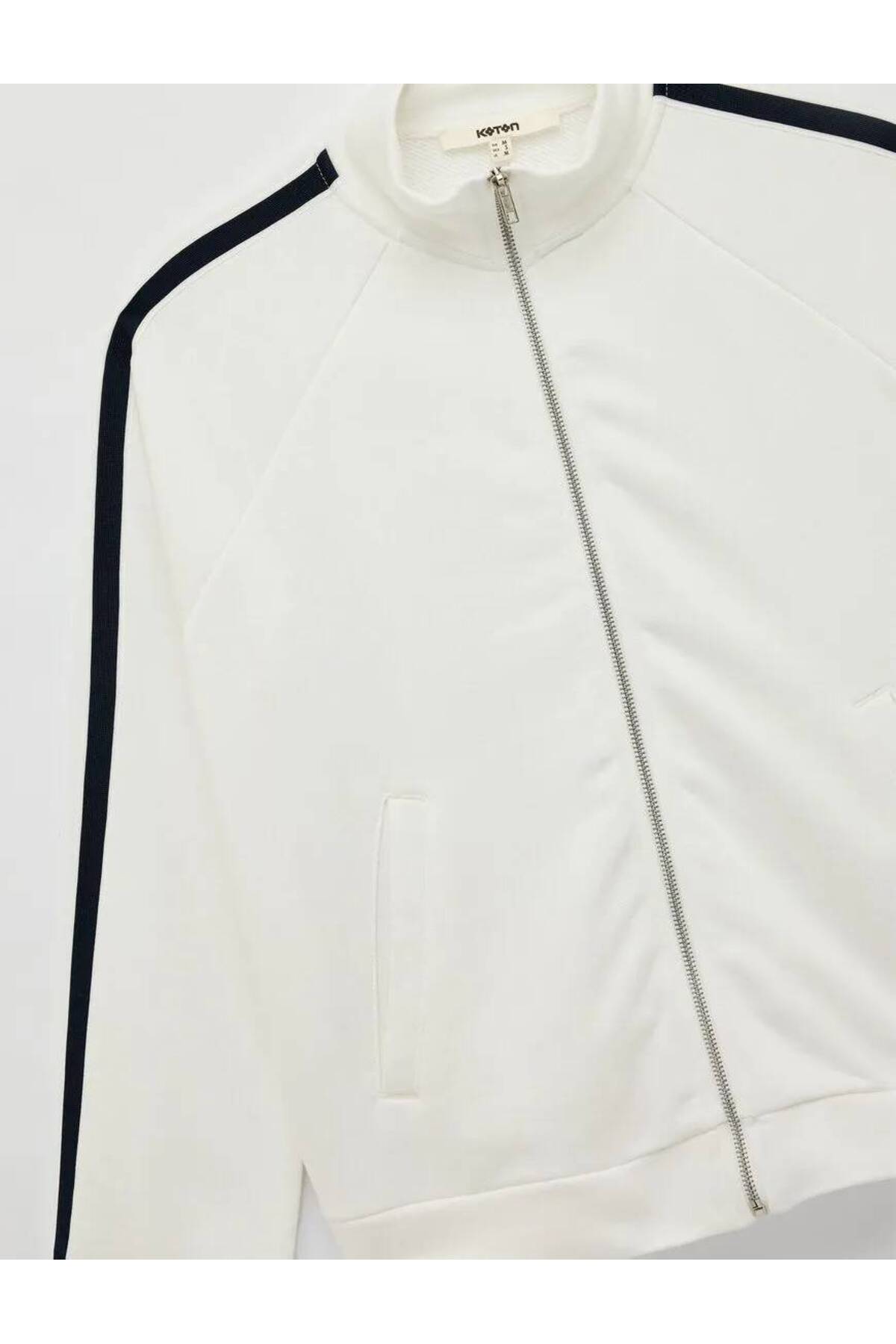 Koton  Üç İplik Şerit Detaylı Uzun Kollu Dik Yaka Fermuarlı Sweatshirt - Görsel 3