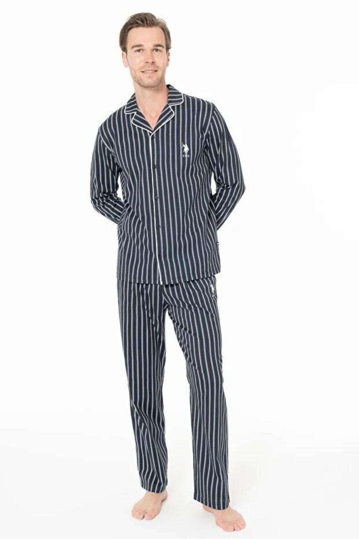 یو اس پولو ست لباس خواب مردانه یقه دکمه‌دار راه راه سفید سرمه‌ای، آستین بلند، ساق بلند، دکمه‌دار جلو، مدل C3T9N