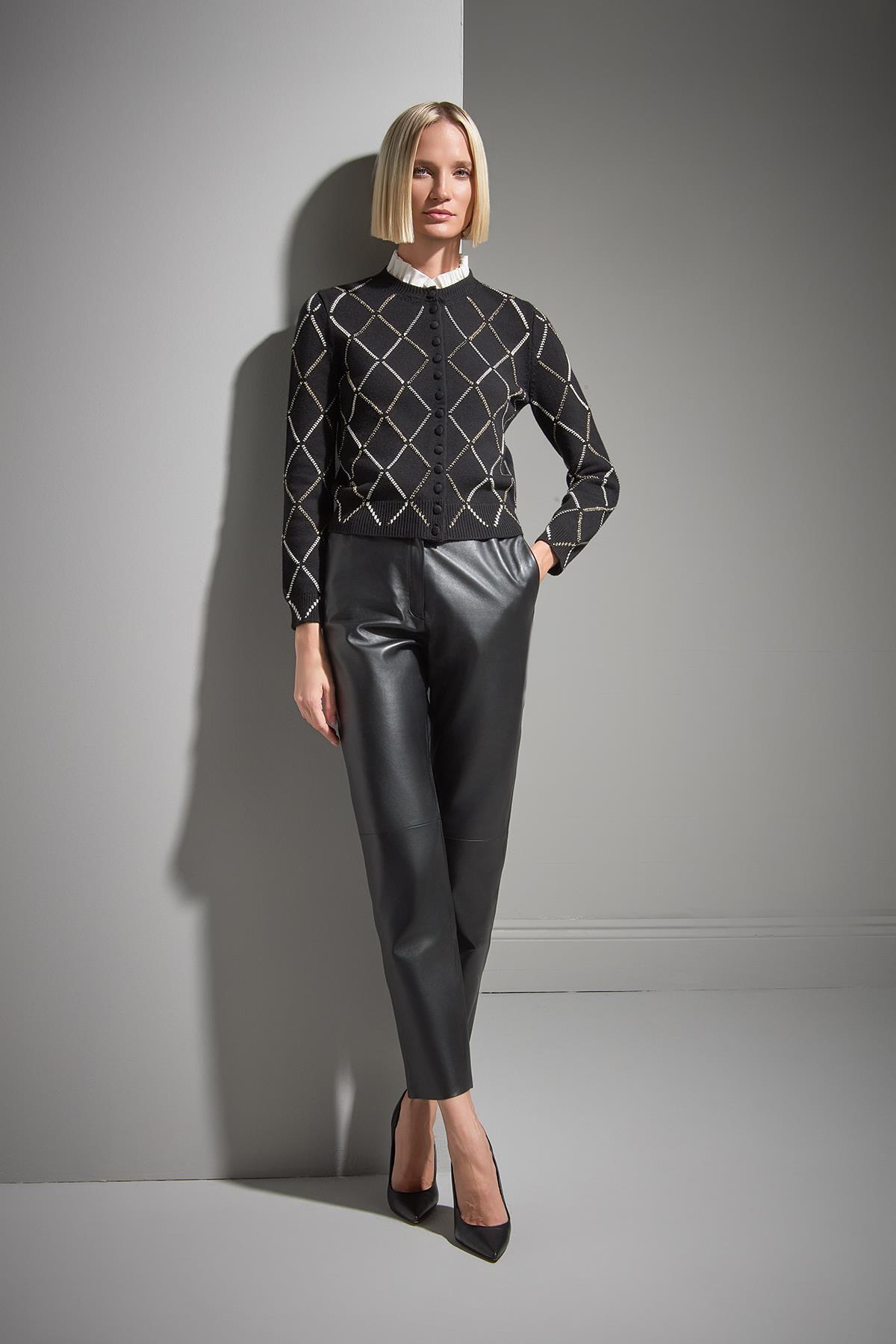 Join Us  Baklava Desenli Kumaş Yaka Detaylı Siyah Triko Hırka - Görsel 3