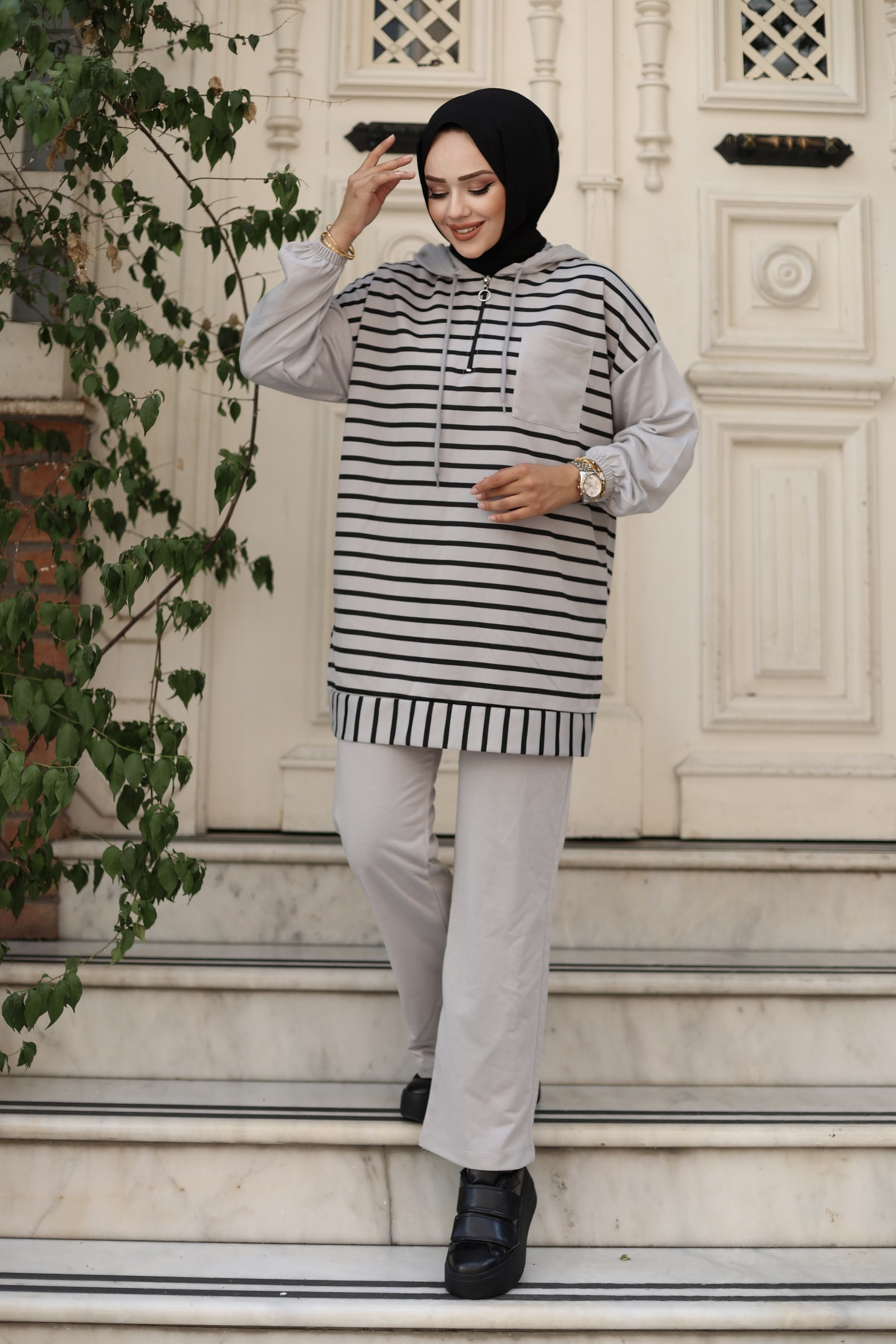 Genel Markalar Moda Efsa Tesettür Giyim Kapüşonlu ve Önü Yarım Fermuarlı Çizgili 2 İplik Pantalon İle Tunik Takım görsel 5