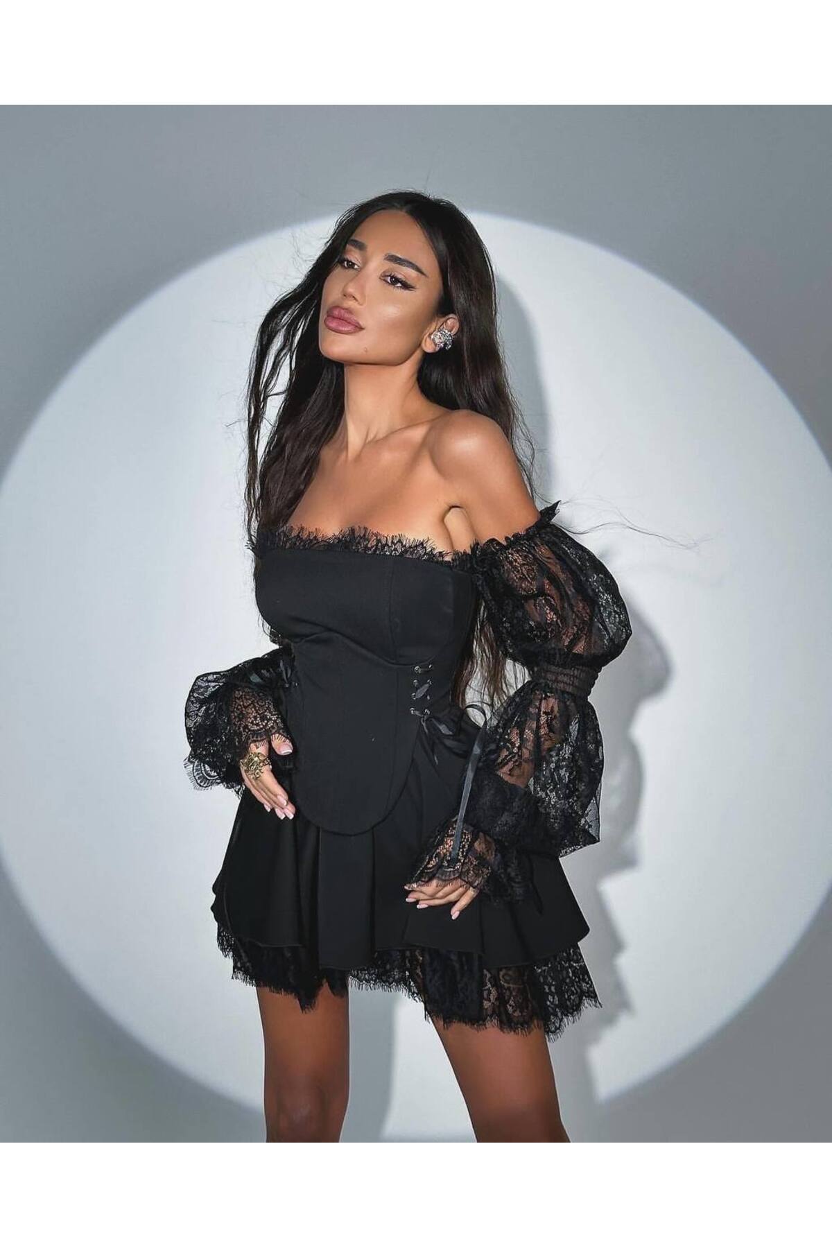 Friday Mood Dámské krajkové minišaty s detailem korzetu s očky na rukávech