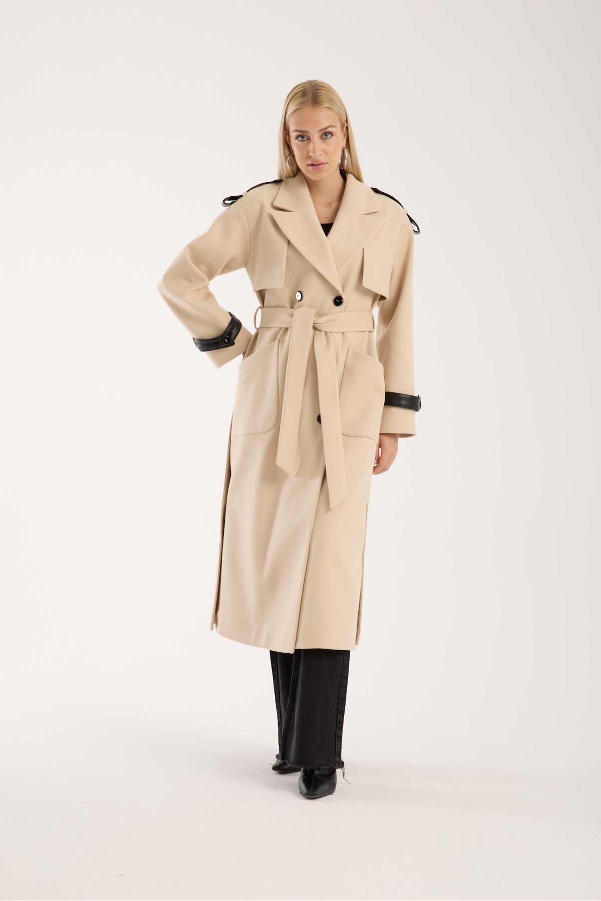 ŞEYDA ERTEM  BEJ RENK DERİ DETAYLI YÜNLÜ KAŞE UZUN MANTO - Görsel 4