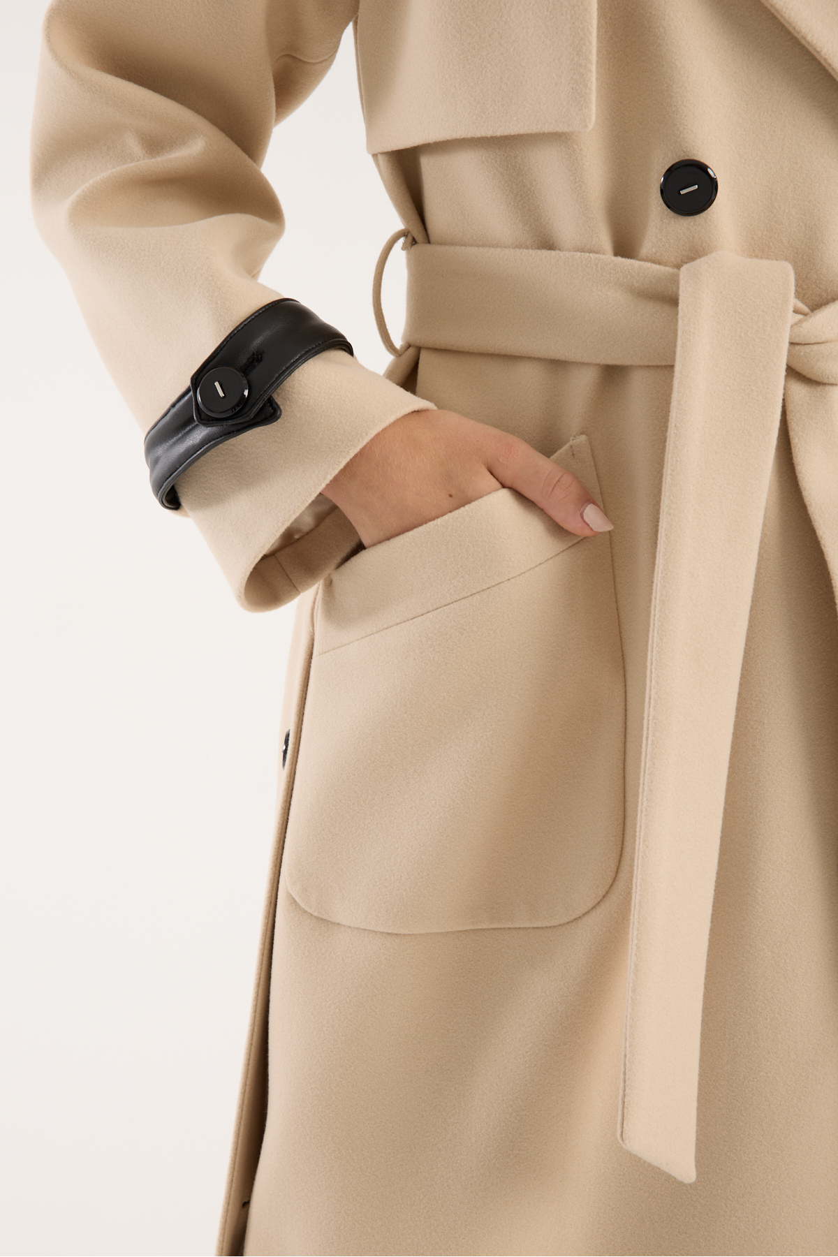 ŞEYDA ERTEM  BEJ RENK DERİ DETAYLI YÜNLÜ KAŞE UZUN MANTO - Görsel 5