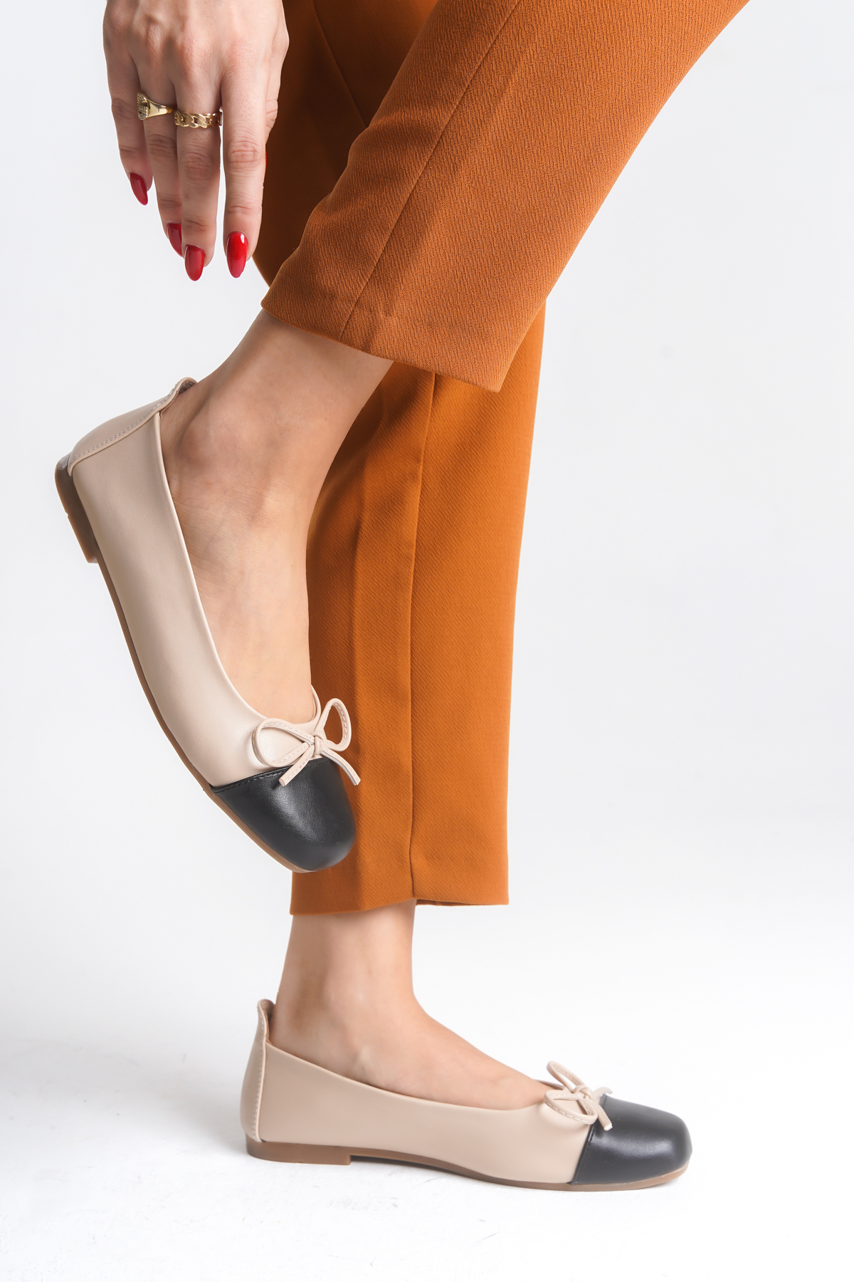 Ayakkabı Delisiyim  Bej Siyah Deri Kadın Babet Fiyonk Tokalı Yuvarlak Burun Rahat Kaymaz Tabanlı Ayakkabı Emma - Görsel 8