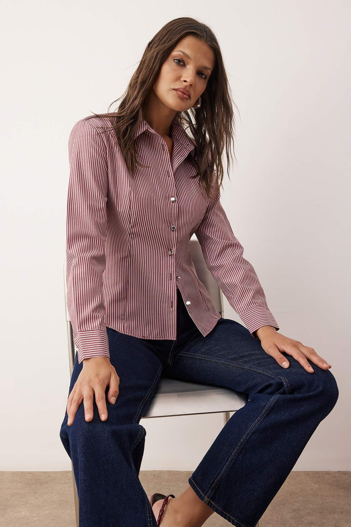 Trendyolmilla  Bordo Çok Renkli Çizgili Gümüş Düğme Detaylı Bele Oturan Vatkalı Gömlek TWOAW26GO00064 - Görsel 4