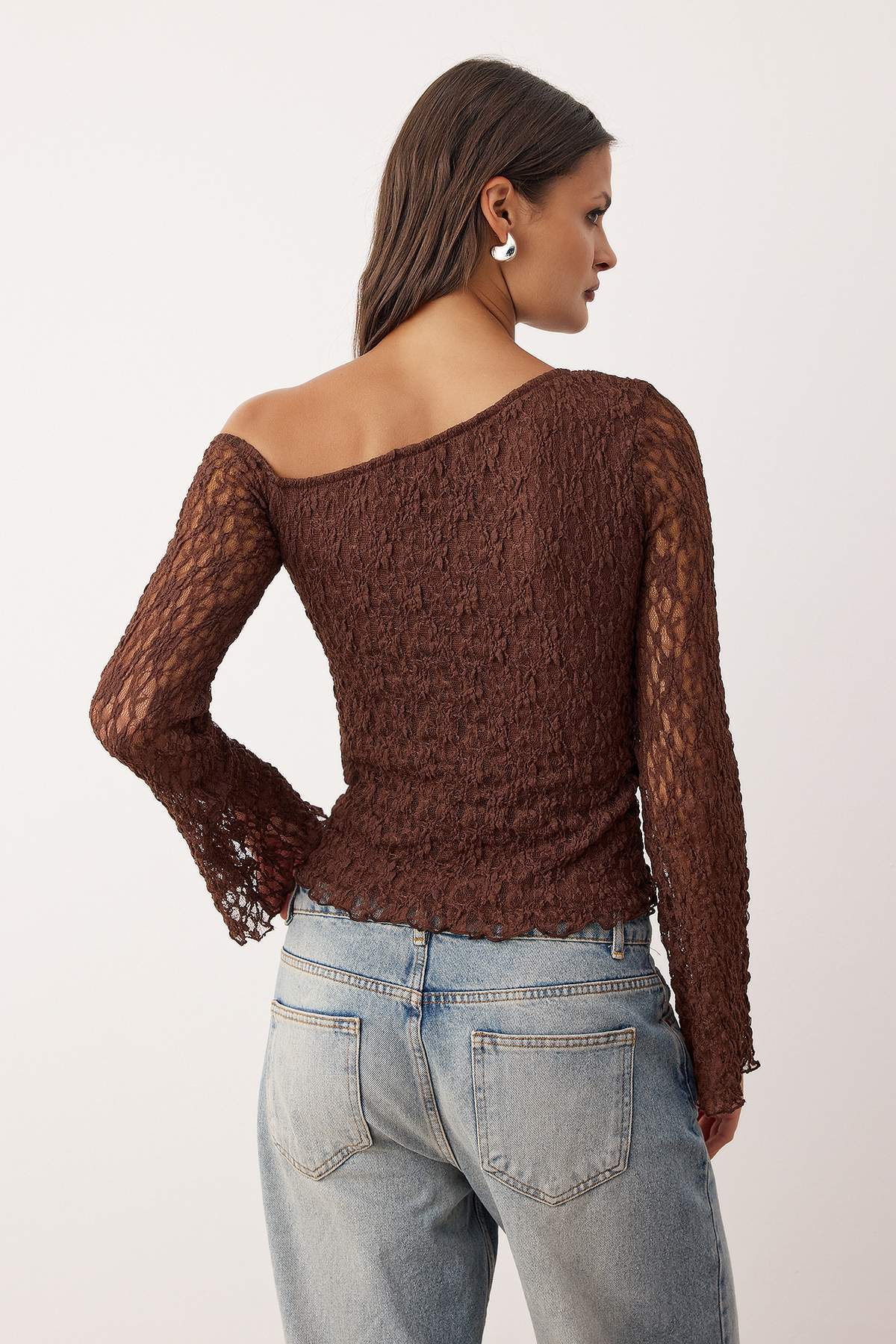 Trendyolmilla  Kahverengi Dantel Asimetrik Yaka Fitted/Vücuda Oturan Örme Bluz TWOAW26BZ00036 - Görsel 4