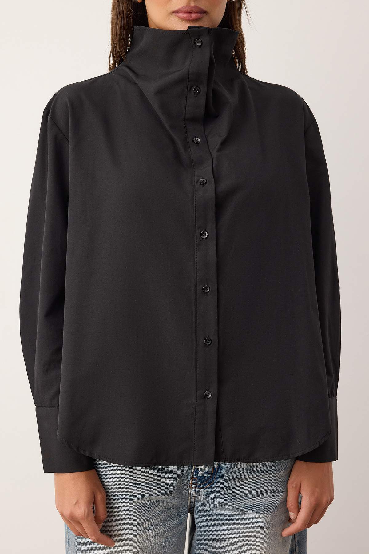 Trendyolmilla  Özel Koleksiyon Siyah Yaka Detaylı Düşük Omuz Gömlek TWOAW26GO00035 - Görsel 3