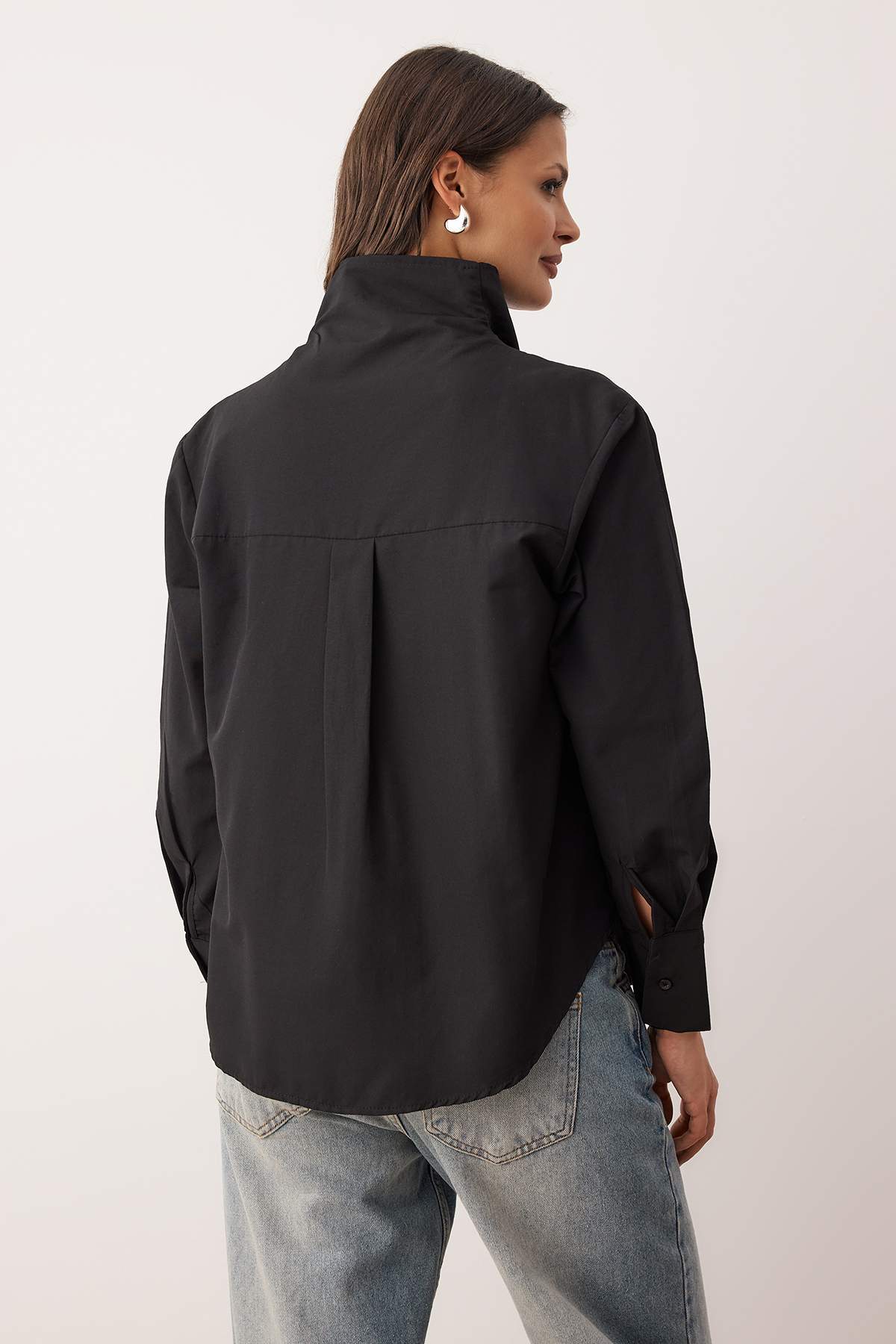 Trendyolmilla  Özel Koleksiyon Siyah Yaka Detaylı Düşük Omuz Gömlek TWOAW26GO00035 - Görsel 4