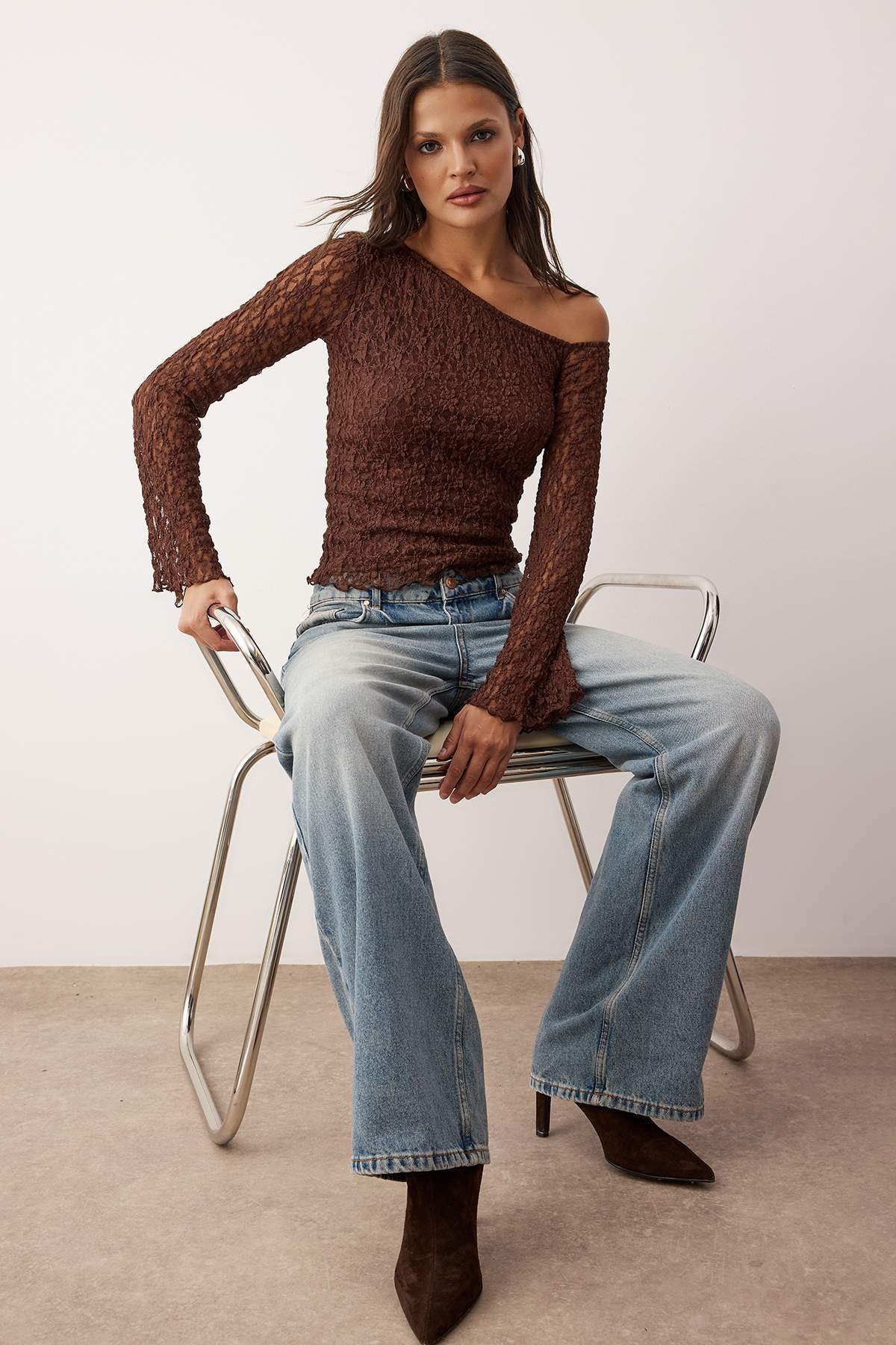 Trendyolmilla  Kahverengi Dantel Asimetrik Yaka Fitted/Vücuda Oturan Örme Bluz TWOAW26BZ00036 - Görsel 2