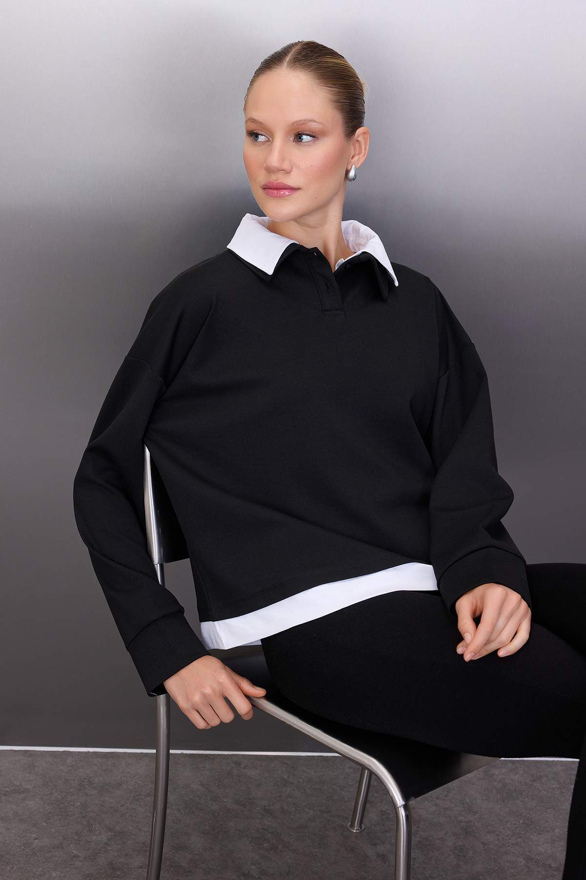 Trendyolmilla  Siyah Dokuma Garnili Polo Yaka Oversize/Geniş Kalıp Örme Sweatshirt TWOAW26SW00122