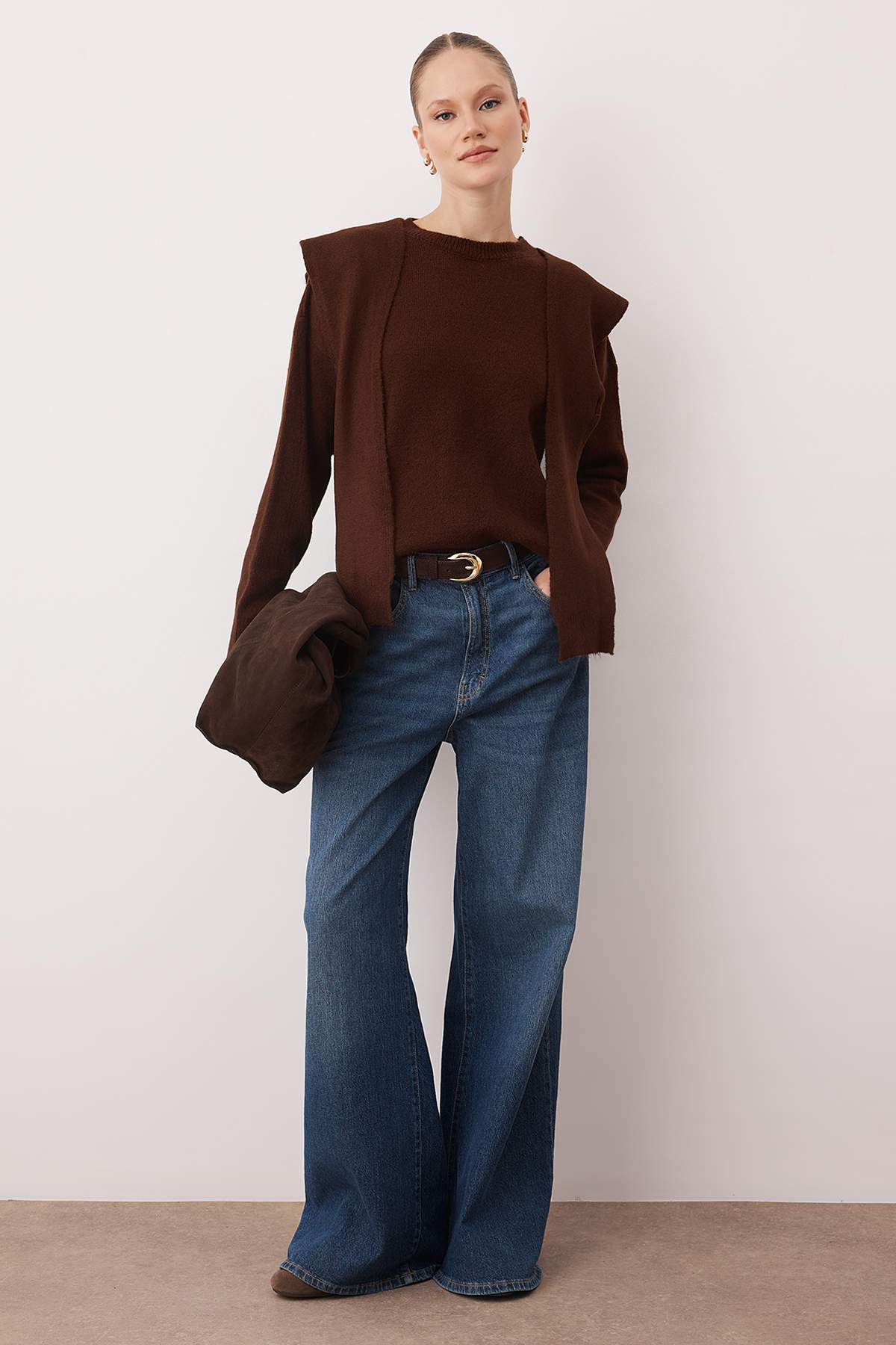 Trendyolmilla  Kahverengi Yumuşak Dokulu Geniş Kalıp Şallı Triko Kazak TWOAW26KZ00166 - Görsel 2