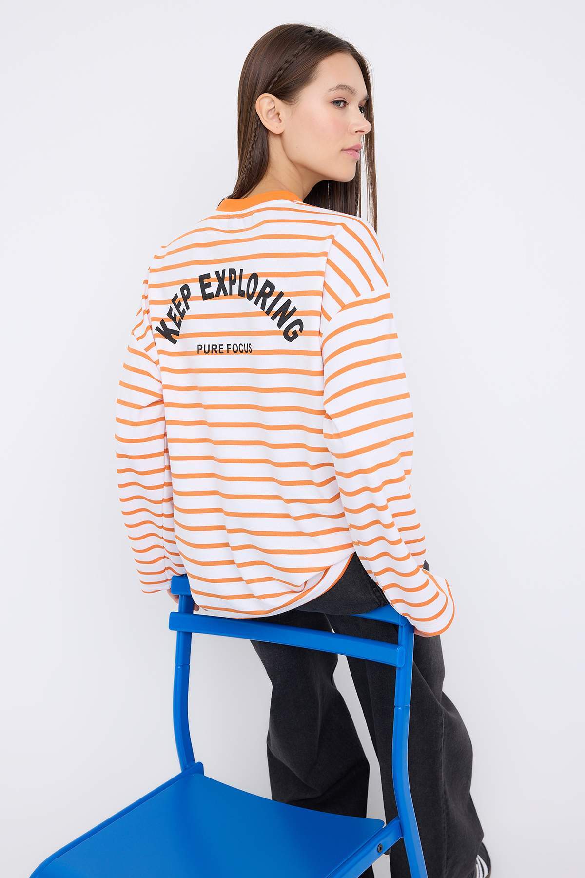 Trendyolmilla  Teen Turuncu Çizgili Slogan Sırt Baskılı Oversize/Geniş Kalıp İnce Örme Sweatshirt TWOAW26SW00193