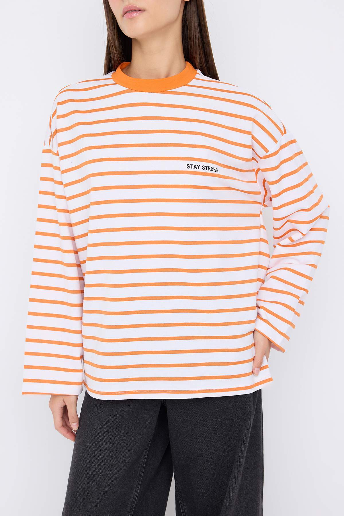 Trendyolmilla  Teen Turuncu Çizgili Slogan Sırt Baskılı Oversize/Geniş Kalıp İnce Örme Sweatshirt TWOAW26SW00193 - Görsel 4