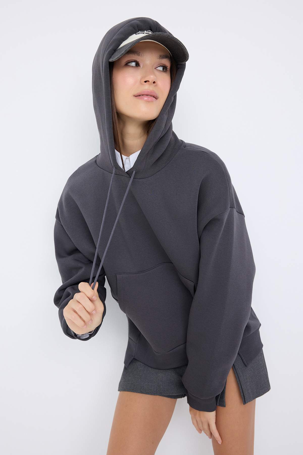 Trendyolmilla  Teen Antrasit Kalın İçi Polarlı Kapüşonlu Cepli Asimetrik Örme Sweatshirt TWOAW26SW00113 - Görsel 2