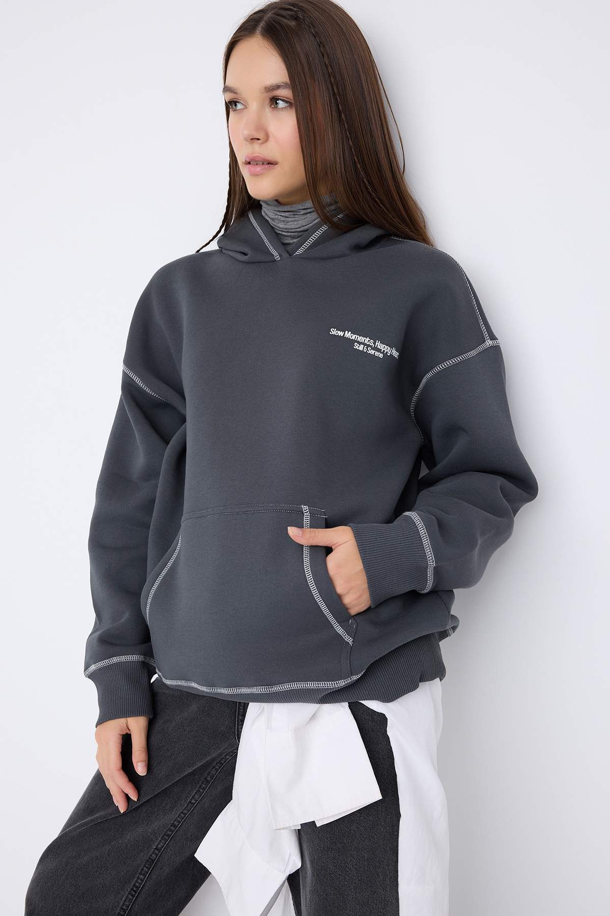 Trendyolmilla  Teen Antrasit Baskılı Yıkamalı Overszie/Geniş Kalıp Kapüşonlu Örme Sweatshirt TWOAW26SW00173