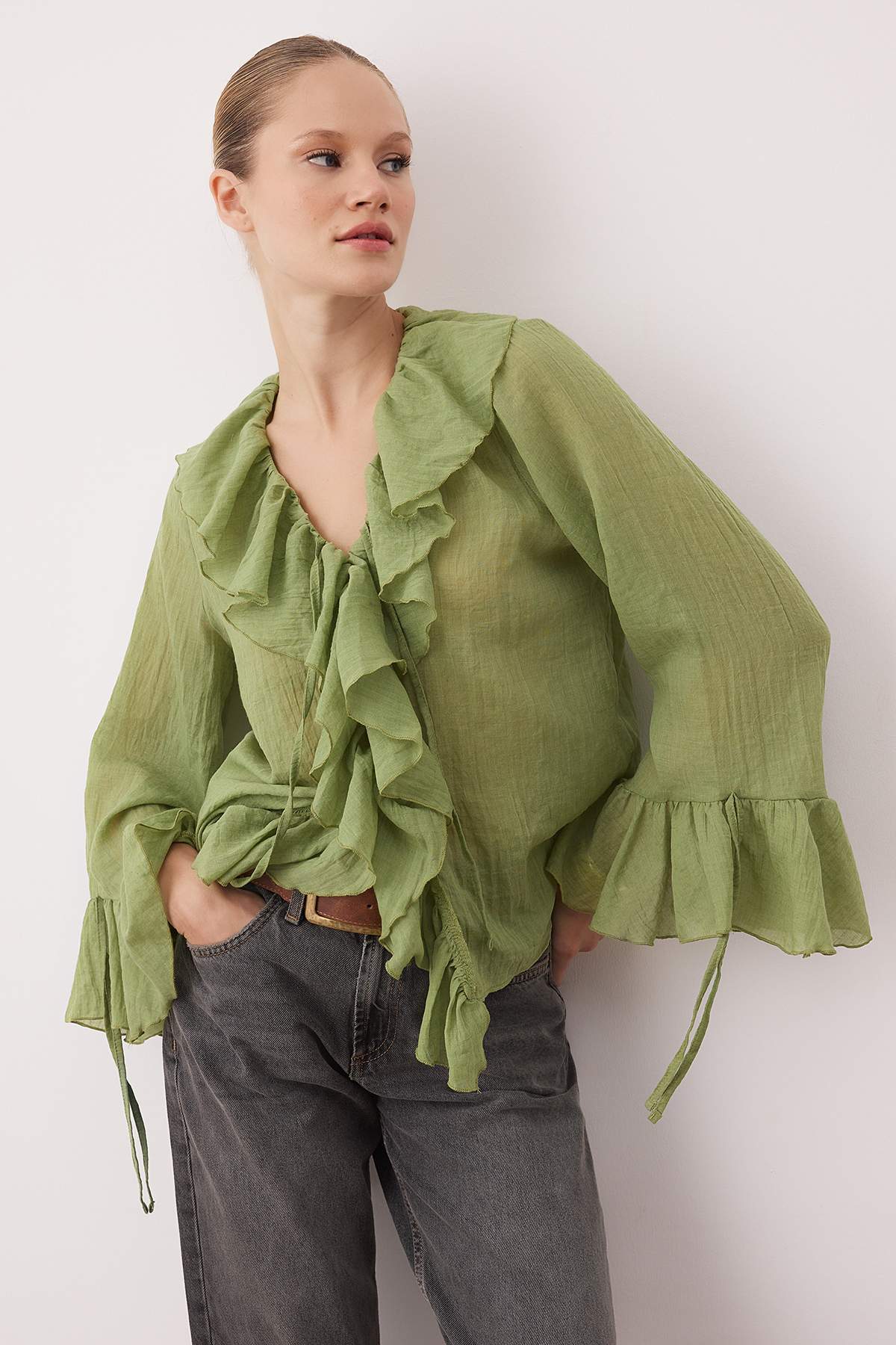 Trendyolmilla  Yeşil Fırfırlı Bohem İnce Pamuklu Kumaş Uzun Kol Dokuma Bluz TWOSS25BZ00551 - Görsel 2