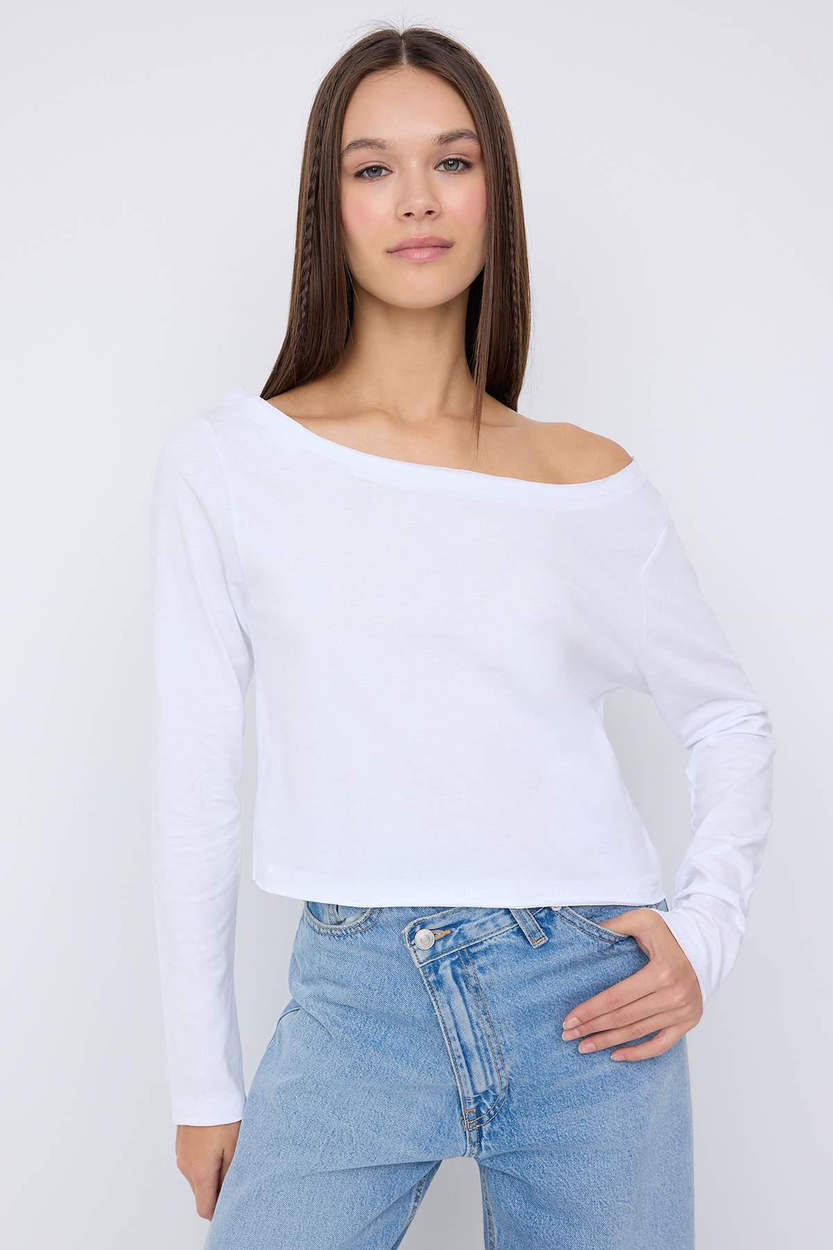 Trendyolmilla  Siyah-Beyaz %100 Pamuk Asimetrik Kayık Yaka Relaxed/Rahat Kesim Örme T-Shirt TWOAW26TS00016 - Görsel 5