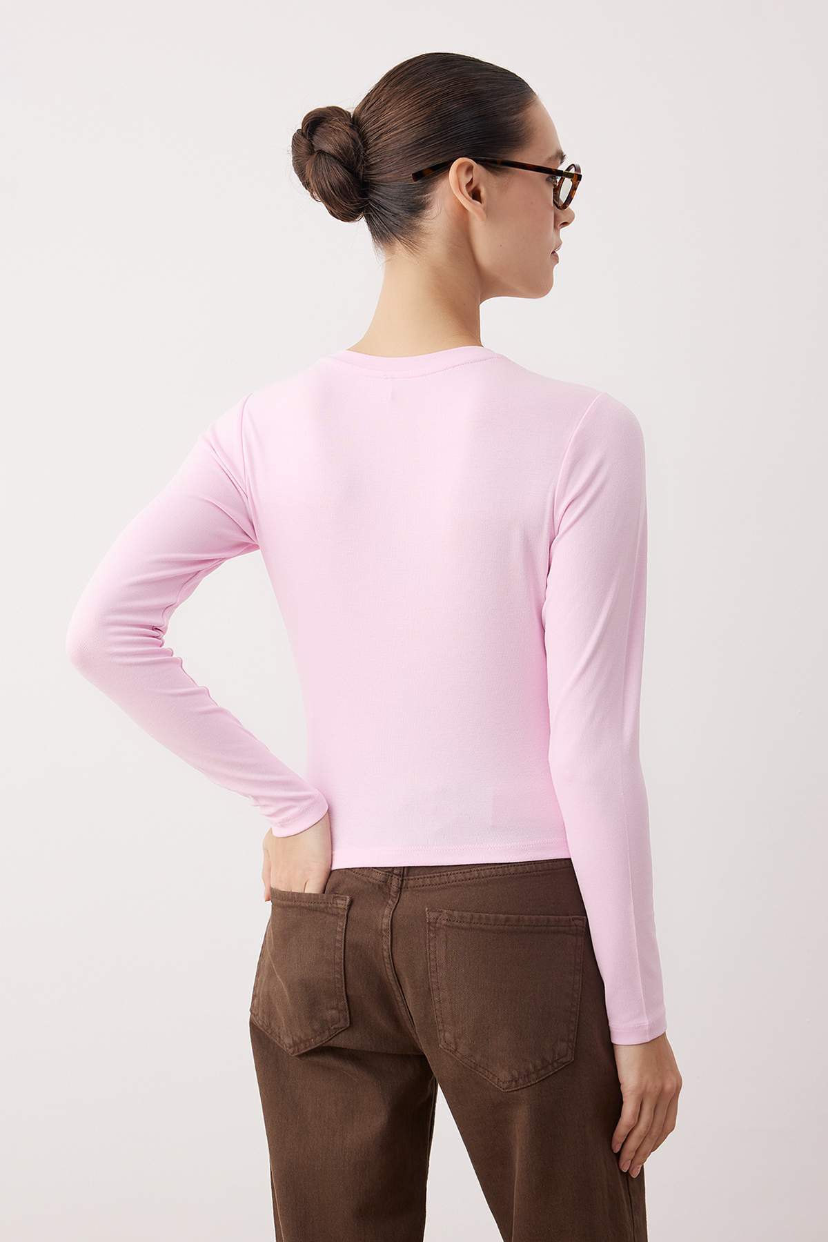 Trendyolmilla  Açık Pembe Viskon Bisiklet Yaka Crop Esnek Örme Bluz TWOAW24BZ00116 - Görsel 4