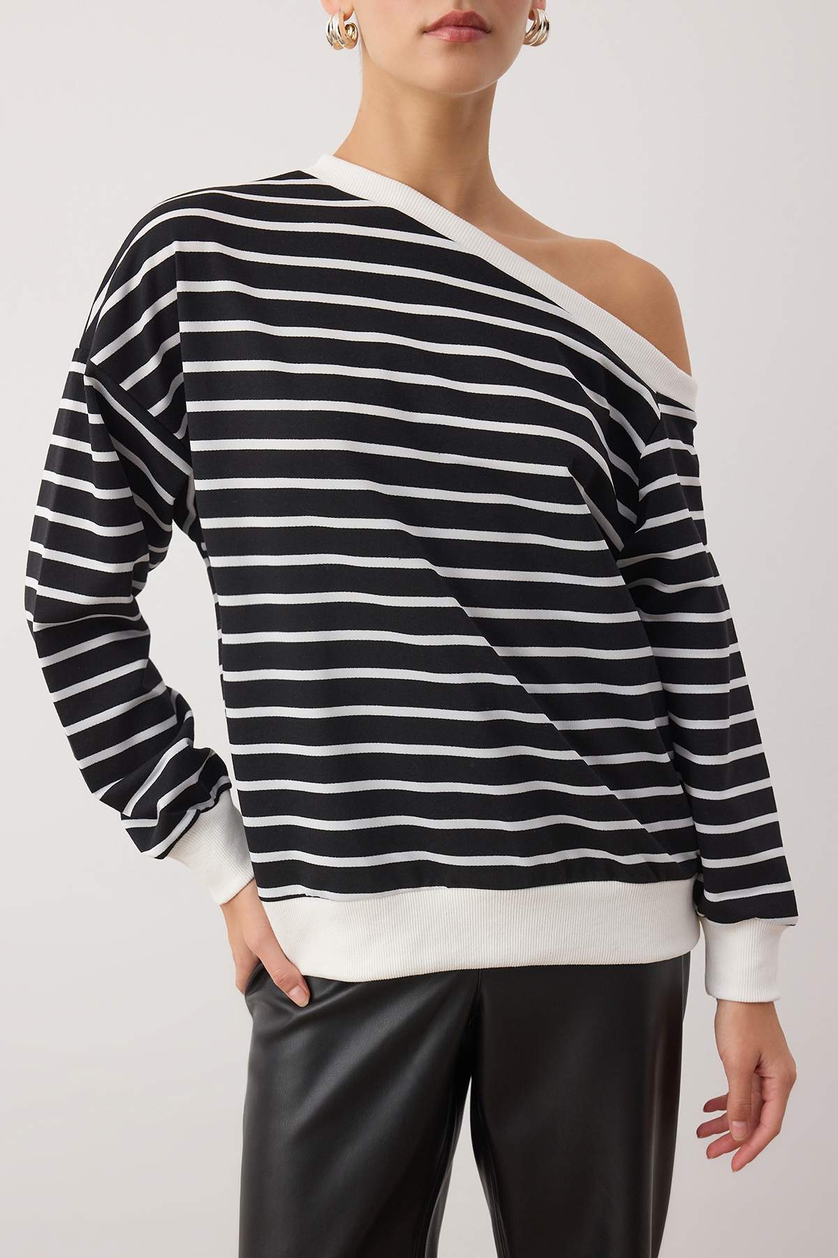 Trendyolmilla  Siyah Çizgili Açık Omuzlu Oversize/Geniş Kalıp İnce Örme Sweatshirt TWOAW26SW00169 - Görsel 3