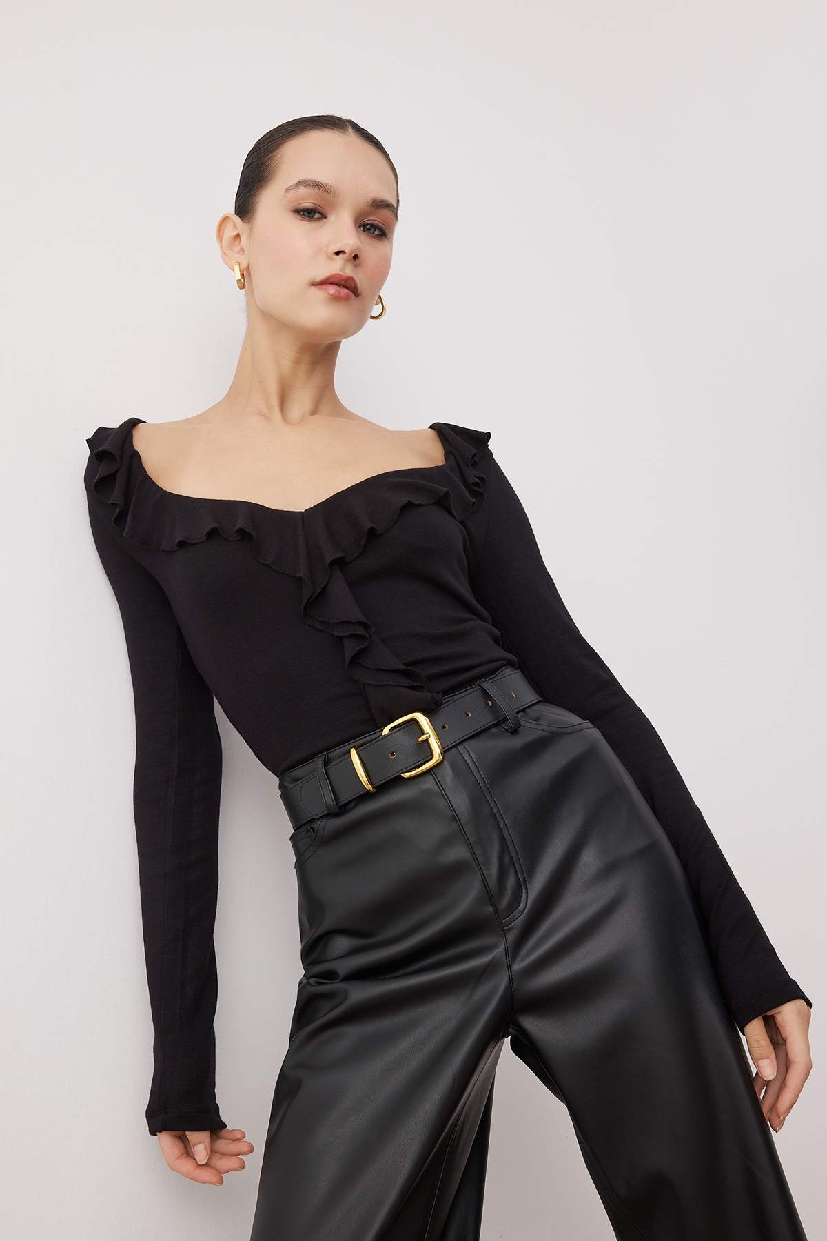 Trendyolmilla  Siyah Fırfırlı Fitted/Vücuda Oturan Örme Bluz TWOAW26BZ00287 - Görsel 3