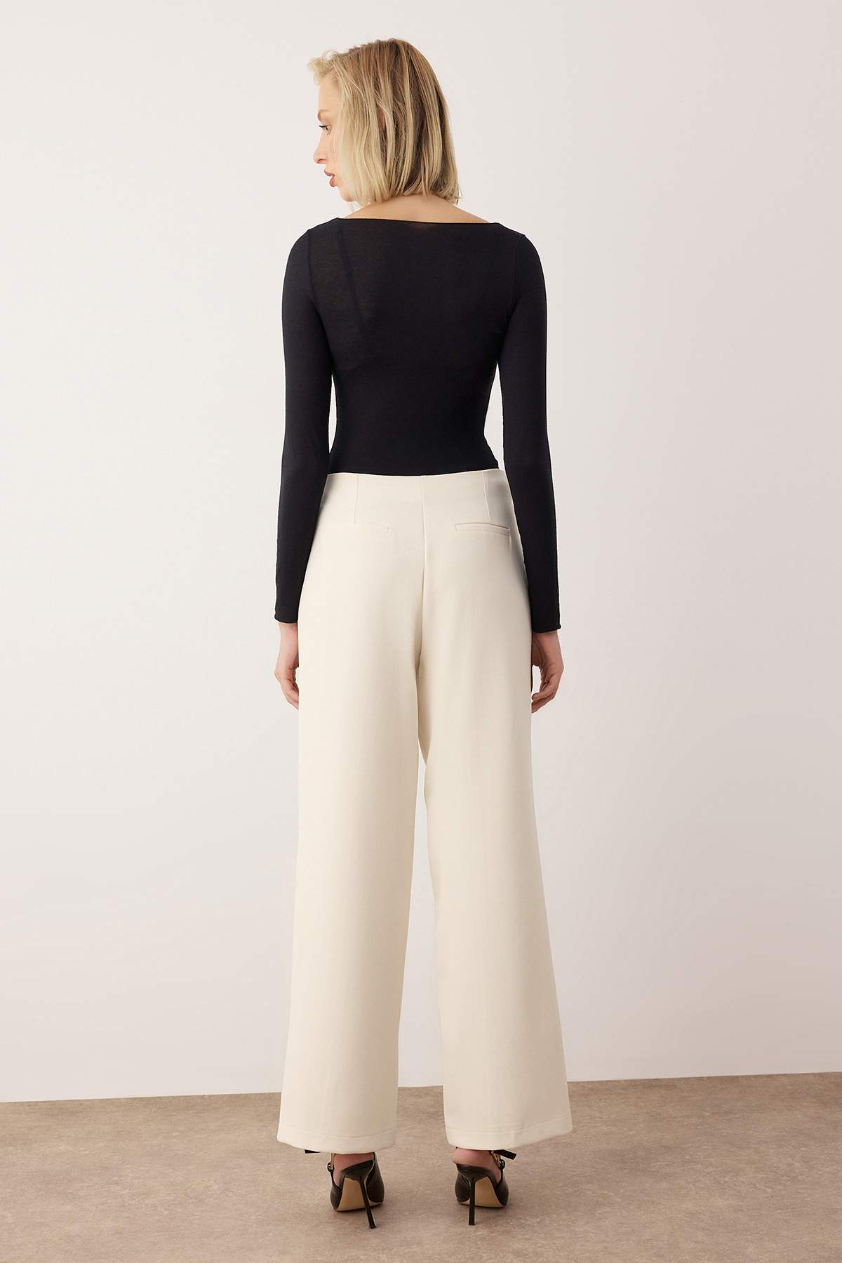 Trendyolmilla  EXCLUSIVE Özel Koleksiyon Ekru Biye Detaylı Straight/Düz Kesim Pantolon TWOAW26PL00120 - Görsel 5