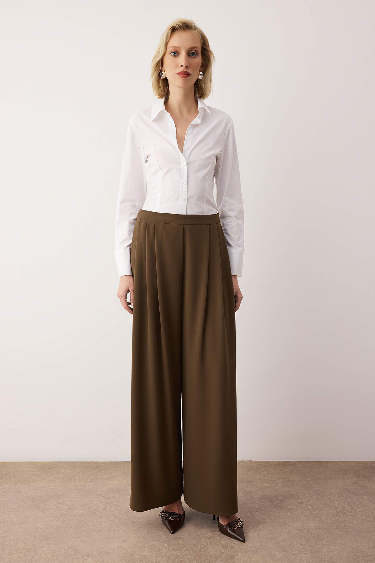 Trendyolmilla  EXCLUSIVE Açık Haki Çift Pilili Dökümlü Kumaş Extra Wide Leg Geniş Paça Pantolon TWOAW26PL00122 - Görsel 2