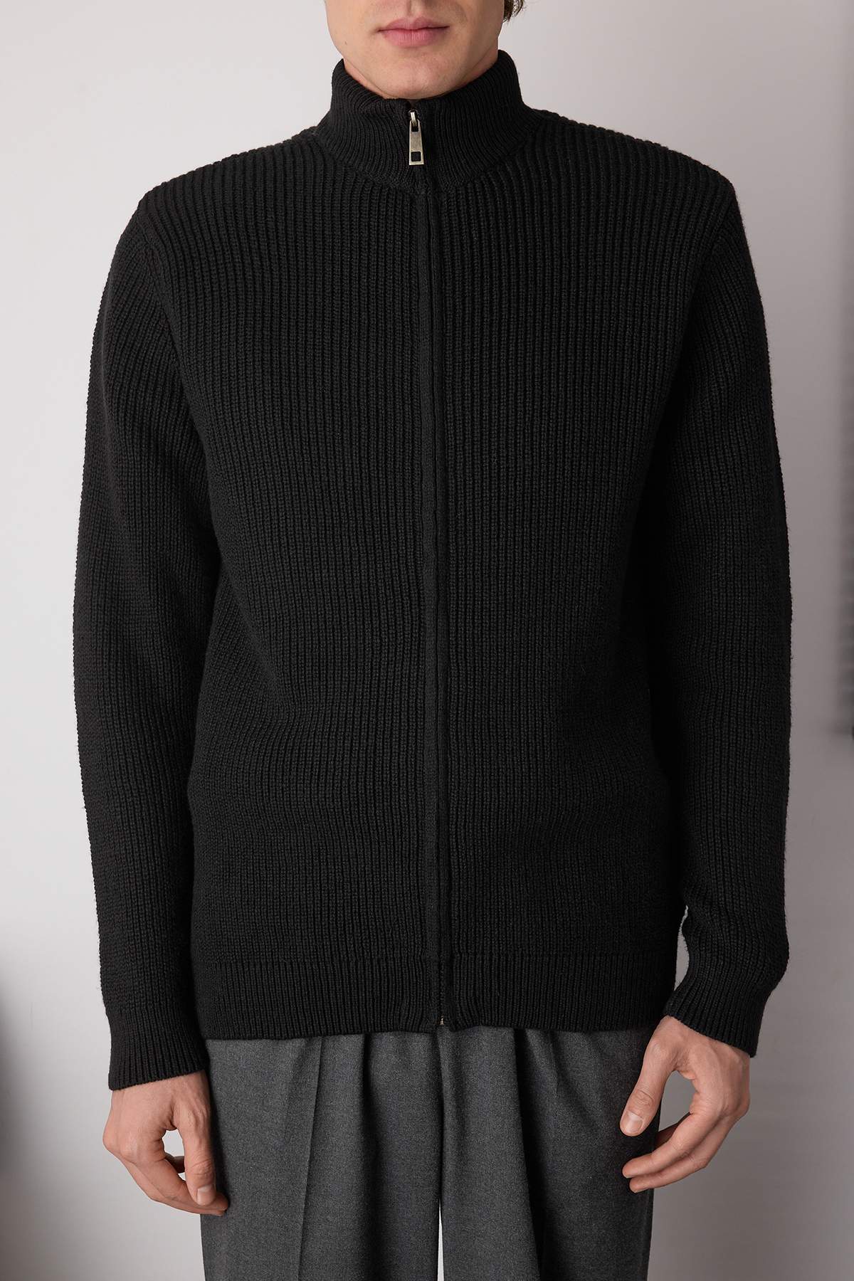 Trendyolmilla  Siyah Regular Dik Yaka Düz Fermuarlı Hırka TMNAW26HI00002 - Görsel 3