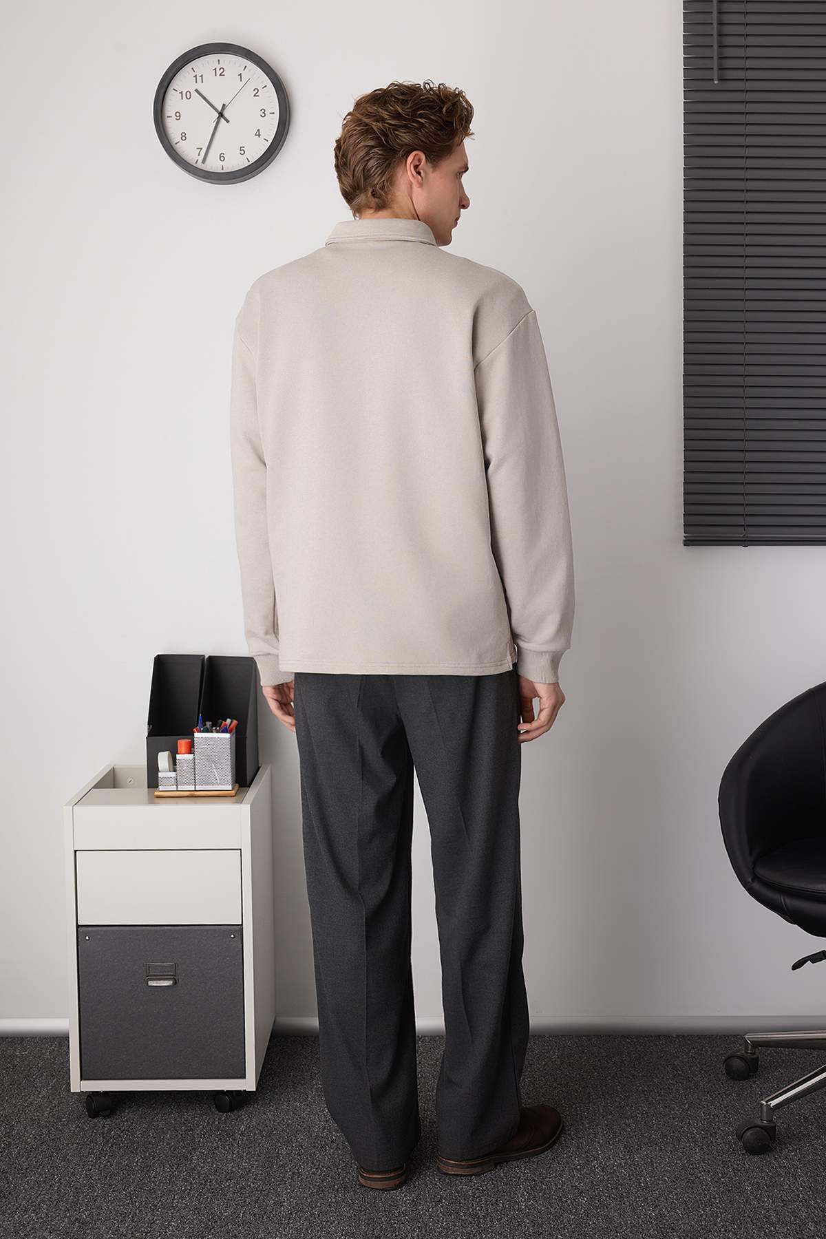 Trendyolmilla  Gri Yeni Oversize/Geniş Kesim Fermuarlı Gömlek Yaka İçi Şardonsuz Sweatshirt TMNAW26SW00013 - Görsel 4