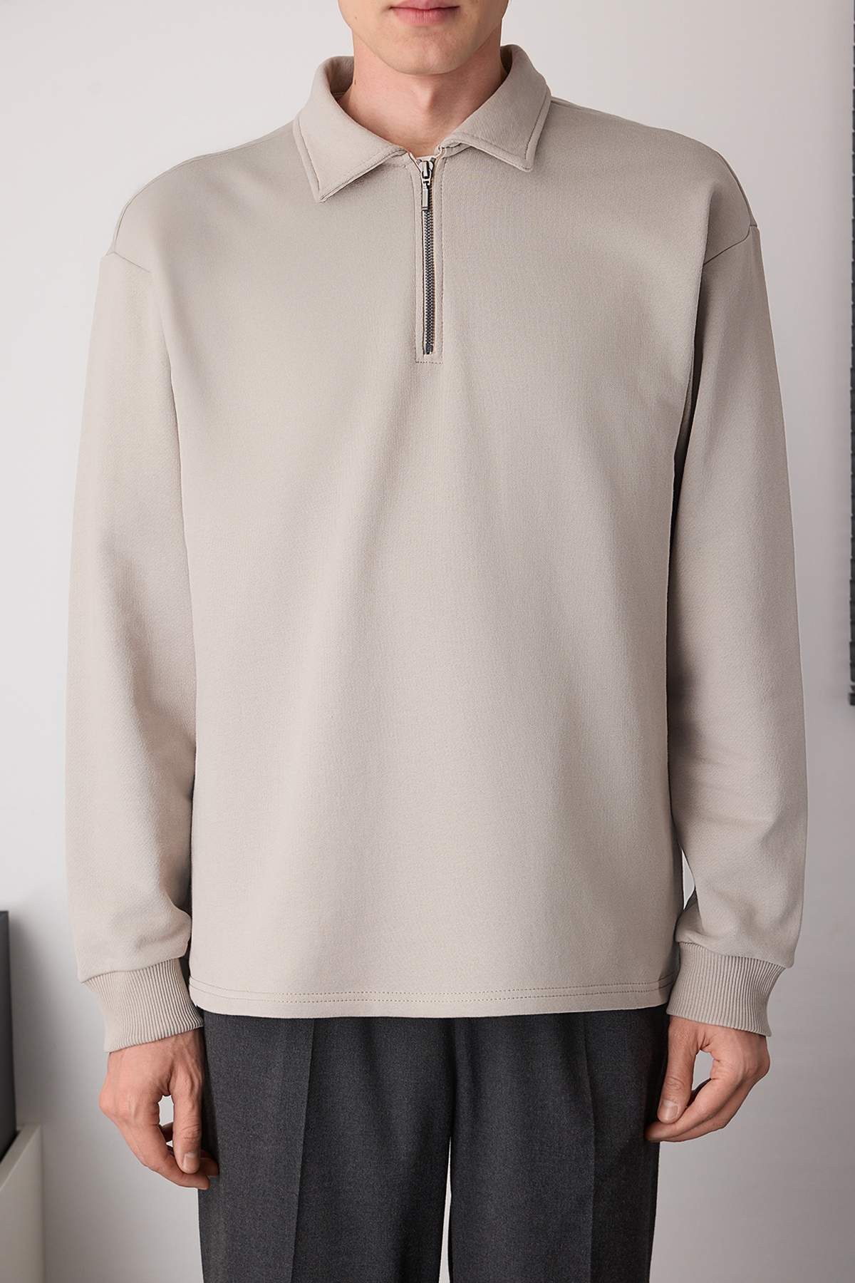 Trendyolmilla  Gri Yeni Oversize/Geniş Kesim Fermuarlı Gömlek Yaka İçi Şardonsuz Sweatshirt TMNAW26SW00013 - Görsel 3